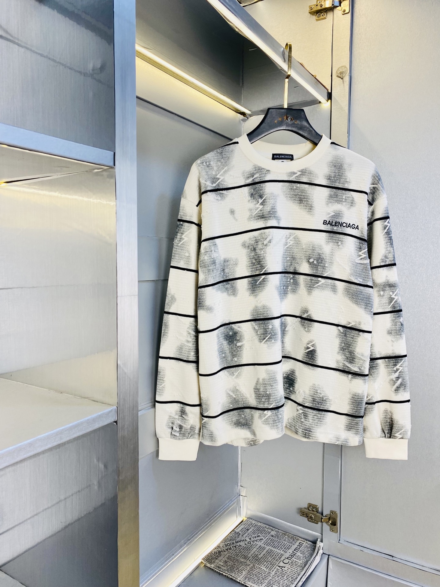 NO:624048,The official website model can be worn by fat people weighing 200 pounds. Balenciaga original order quality, complete with three standards, the latest long-sleeved sweater, selected counter custom-made top imported fabrics, all details are perfect 1:1 replica, 100% authentic, original hardware, high-end customized accessories, original factory original label, the upper body effect is amazing!  Size: M-3XL,,balenciaga,balenciaga,hoodie,sweatshirts,sweaters,alexander wang19860909官网款可穿200斤胖子福音 巴黎世家Balenciaga 原单品质 三标齐全 最新款 长袖卫衣款毛衣 精选专柜订制顶级进口面料 所有细节做工完美1比1复刻 还原正品百分百 原版五金 高端订制辅料 原厂原标 上身效果超赞！码数:M-3XL,,balenciaga,balenciaga,hoodie,sweatshirts,sweaters,alexander wang,Men's clothing