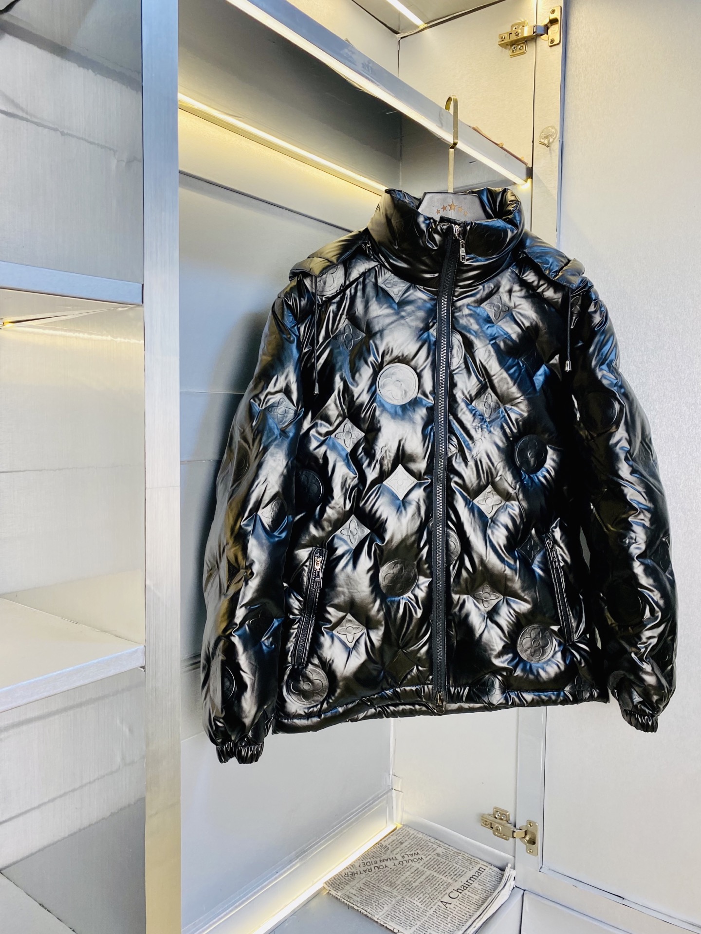 NO:726619,Support replacement after the year!  Original item from the official website. Wearable Louis Vuitton Lv 2025ss new down jacket. High version and high quality. Original fabric. Same style as Internet celebrity stars. Open mold to customize hardware accessories. Very comfortable. Super versatile and good-looking down jacket. Non-market ordinary version. Compare at will. Quality is absolutely guaranteed. Color, picture and color. Size M-3XL,, louis vuitton, louis vuitton, jackets & coats, down jacket,19860909支持年后退换！ 官网原单货 可穿斤路易威登Lv 2025ss新款羽绒服外套 高版本高品质 原版面料网红明星同款 开模定制五金辅料 感非常舒服 超级百搭好看的一款羽绒外套 非市场普通版本 随意对比 品质绝对保证 颜色图色 尺码M-3XL,,louis vuitton,louis vuitton,jackets & coats,down jacket,,Men's clothing