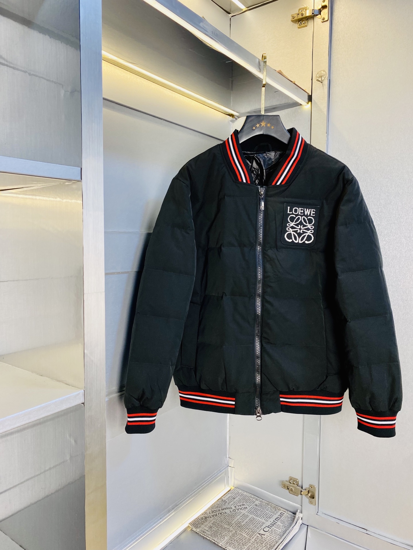 NO:624071,Original item from the official website. Can wear 200 pounds of new Loewe ss down jacket. High version and high quality. Original fabric, the same style as Internet celebrity stars. Mold customization of hardware accessories. Very comfortable. Super versatile and good-looking down jacket. Not ordinary version in the market. Compare at will. Quality is absolutely guaranteed. Color, picture and color. Size M-3XL,,loewe,loewe,jackets & coats,down jacket,alexander wang19860909官网原单货 可穿200斤罗意威Loewe ss新款羽绒服外套 高版本高品质 原版面料网红明星同款 开模定制五金辅料 感非常舒服 超级百搭好看的一款羽绒外套 非市场普通版本 随意对比 品质绝对保证 颜色图色 尺码M-3XL,,loewe,loewe,jackets & coats,down jacket,alexander wang,Men's clothing