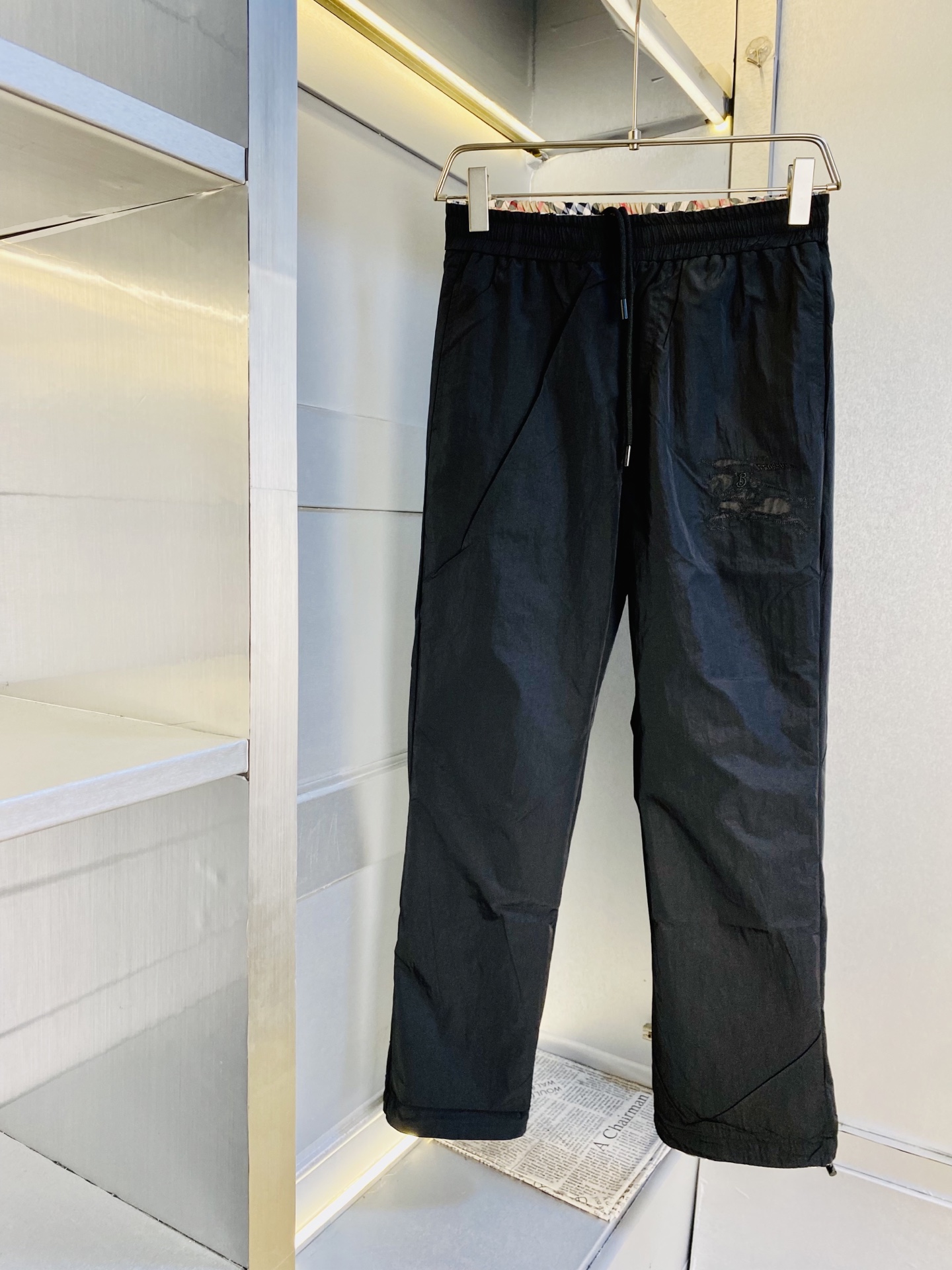 NO:626537,Reversible!  Original item from the official website. Can wear 200 pounds of Burberry. Simple and fashionable. Autumn double-layered double-sided casual pants, sweatpants, elastic pants, trousers, straight pants, very comfortable to wear, low-key yet luxurious. It is very classy to wear, and the trousers style and tailoring need no introduction. The upper body is exquisite and vivid. Really first-class and top-quality materials. Really palace-level casual pants and elastic pants, using Turkish cotton to produce the most famous denim.  The quality is outstanding, the pants are very soft after heavy washing!  The straight-leg version is not picky, the upper body is absolutely stylish, the expert design is extremely luxurious. Size: M-3XL,, burberry, burberry, alexander wang19860909双面穿！ 官网原单货 可穿200斤巴宝莉Burberry 简约时尚 秋款双层双面休闲裤卫裤松紧裤长裤直筒裤身穿着非常舒适 低调不失奢华 穿出去非常有档次,裤型款式和裁剪亦无需多言 上身精致跃然.真正一等一顶级质料 真正殿堂级的休闲裤松紧裤,选用土耳其的棉花 生产出最有名的单宁布 品质卓然,经过重水洗使得裤子很柔软！直脚的版型 不挑人 上身绝对的有型 达人设计 极度奢华.码数:M-3XL,,burberry,burberry,alexander wang,Men's clothing