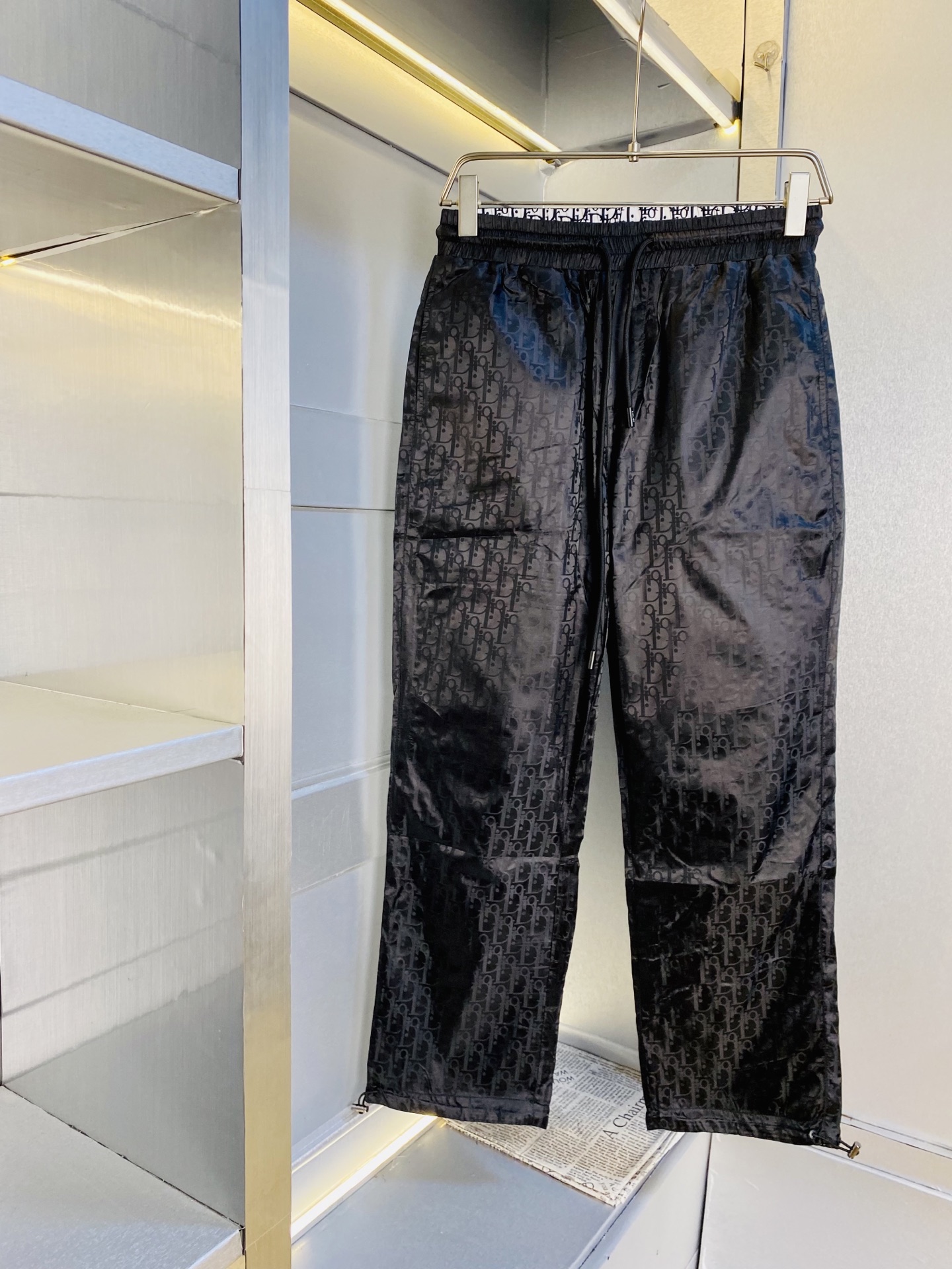 NO:626545,Reversible!  Original item from the official website. Can wear 200 pounds of Dior. Simple and fashionable. Autumn double-layered double-sided casual pants, sweatpants, elastic pants, trousers, straight pants, very comfortable to wear. Low-key yet luxurious. It is very classy to wear. There is no need to say much about the style and tailoring of the pants. The upper body is exquisite and vivid. Really first-class and top-quality materials. Really palace-level casual pants and elastic pants, using Turkish cotton to produce the most famous denim fabric.  The quality is outstanding, the pants are very soft after heavy washing!  The straight-leg version is not picky, the upper body is absolutely stylish, the expert design is extremely luxurious. Size: M-3XL, dior, dior, alexander wang19860909双面穿！ 官网原单货 可穿200斤迪奥Dior 简约时尚 秋款双层双面休闲裤卫裤松紧裤长裤直筒裤身穿着非常舒适 低调不失奢华 穿出去非常有档次,裤型款式和裁剪亦无需多言 上身精致跃然.真正一等一顶级质料 真正殿堂级的休闲裤松紧裤,选用土耳其的棉花 生产出最有名的单宁布 品质卓然,经过重水洗使得裤子很柔软！直脚的版型 不挑人 上身绝对的有型 达人设计 极度奢华.码数:M-3XL,,dior,dior,alexander wang,Men's clothing