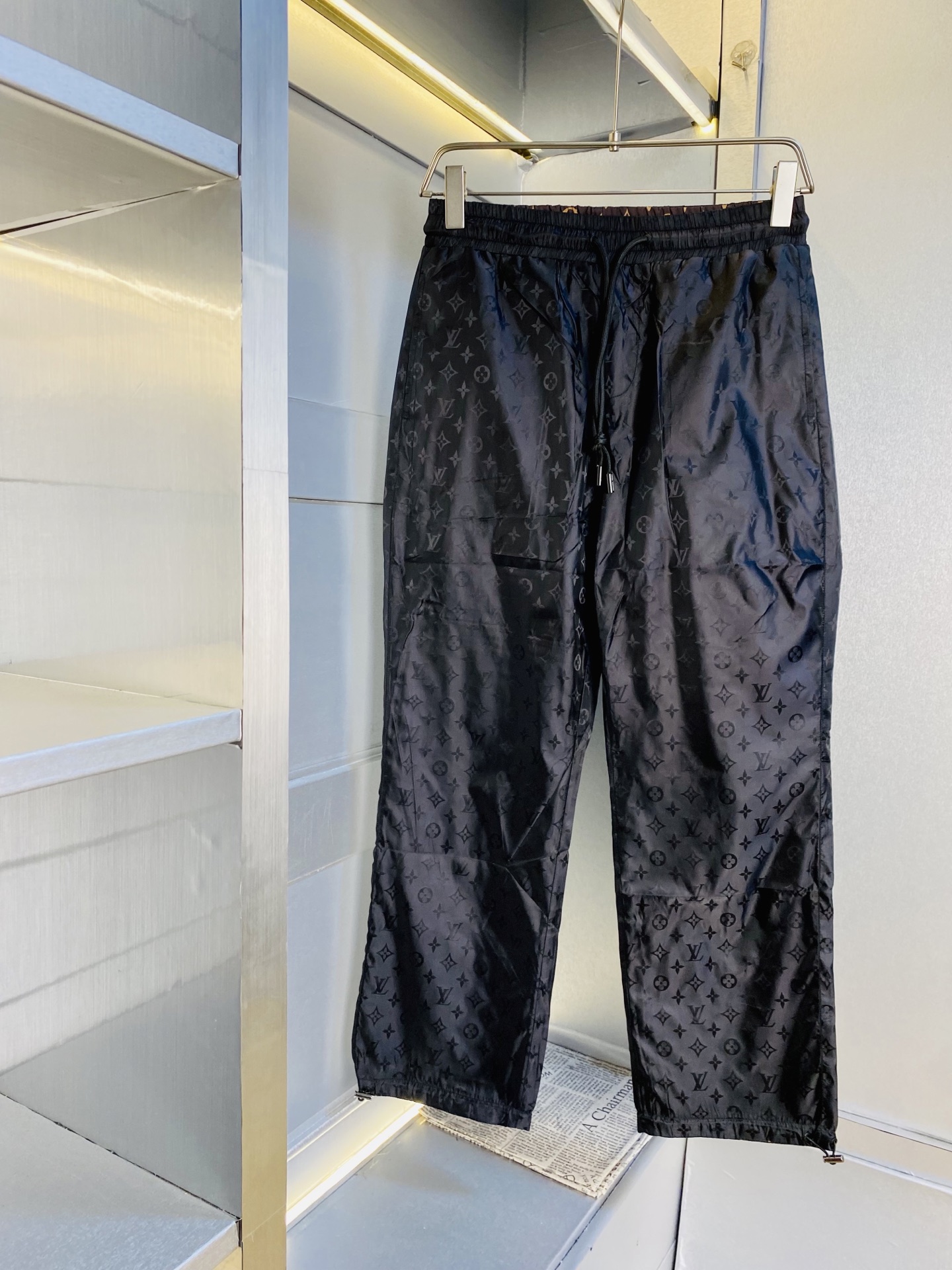 NO:626553,Reversible!  Original item from the official website. Can wear 200 pounds of Louis Vuitton Lv. Simple and fashionable. Autumn double-layered double-sided casual pants, sweatpants, elastic pants, trousers, straight pants, very comfortable to wear, low-key yet luxurious. It is very classy to wear, and the style and tailoring of the pants need not be said. The upper body is exquisite and vivid. Really first-class and top-quality materials. Really palace-level casual pants and elastic pants, using Turkish cotton to produce the most famous denim fabric.  The quality is outstanding, the pants are very soft after heavy washing!  The straight-leg version is not picky, the upper body is absolutely stylish, the expert design is extremely luxurious. Size: M-3XL, Louis Vuitton, Louis Vuitton, Alexander Wang19860909双面穿！ 官网原单货 可穿200斤路易威登Lv 简约时尚 秋款双层双面休闲裤卫裤松紧裤长裤直筒裤身穿着非常舒适 低调不失奢华 穿出去非常有档次,裤型款式和裁剪亦无需多言 上身精致跃然.真正一等一顶级质料 真正殿堂级的休闲裤松紧裤,选用土耳其的棉花 生产出最有名的单宁布 品质卓然,经过重水洗使得裤子很柔软！直脚的版型 不挑人 上身绝对的有型 达人设计 极度奢华.码数:M-3XL,,louis vuitton,louis vuitton,alexander wang,Men's clothing