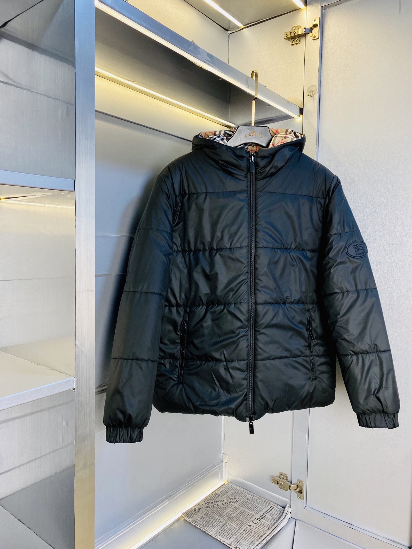 NO:626569,Reversible!  Original item from the official website. Can wear 200 pounds of new Burberry ss cotton jacket. High version and high quality. Original fabric, the same style as Internet celebrity stars. Open mold to customize hardware accessories. Very comfortable. Super versatile and good-looking jacket. Non-market ordinary version. Feel free to compare. Quality is absolutely guaranteed. Color, picture and color. Size M-3XL,,burberry,burberry,jackets & coats,alexander wang19860909双面穿！ 官网原单货 可穿200斤巴宝莉Burberry ss新款棉衣外套棉服外套 高版本高品质 原版面料网红明星同款 开模定制五金辅料 感非常舒服 超级百搭好看的一款外套 非市场普通版本 随意对比 品质绝对保证 颜色图色 尺码M-3XL,,burberry,burberry,jackets & coats,alexander wang,Men's clothing