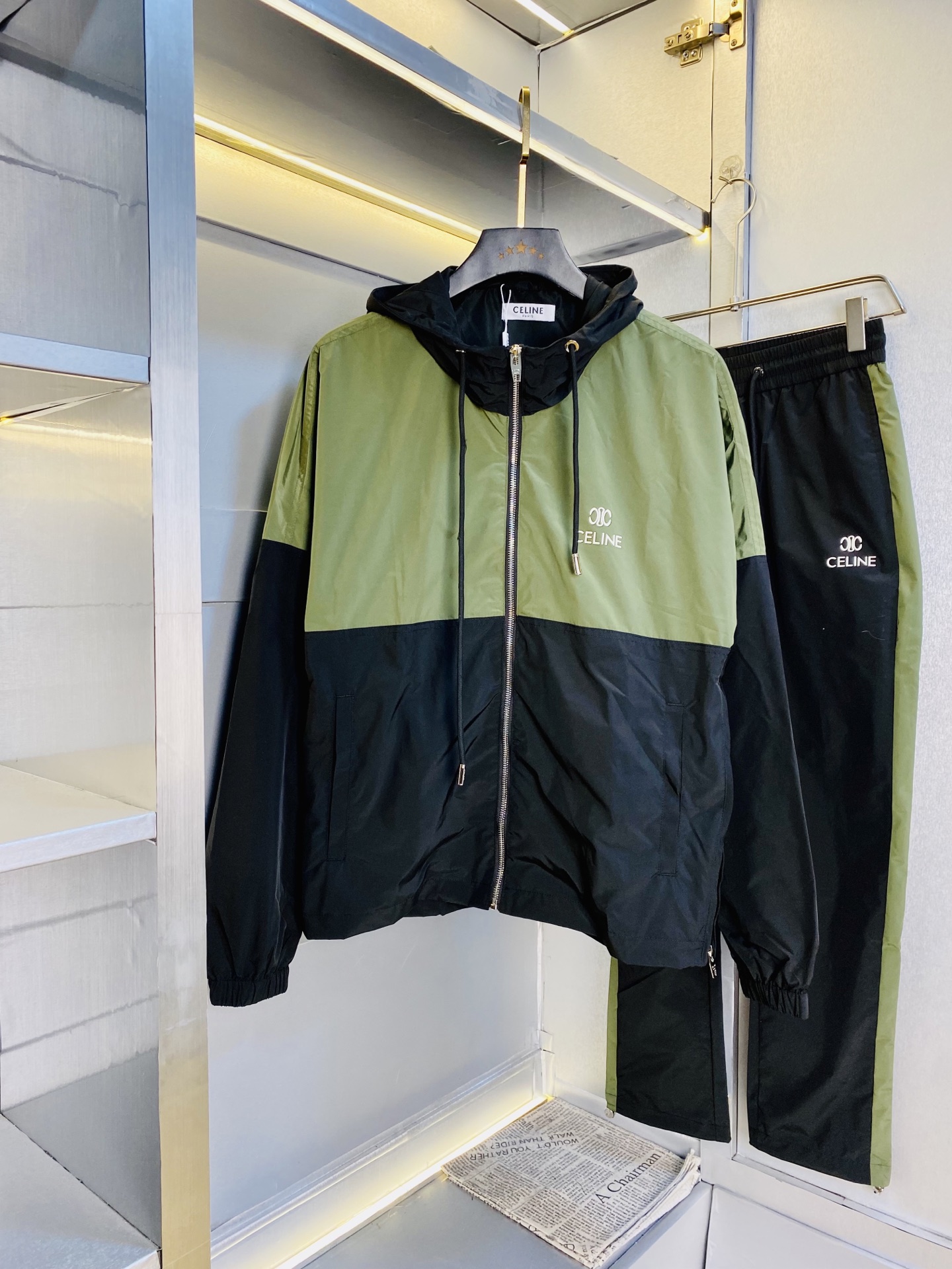 NO:626595,The original item from the official website can wear up to 200 pounds. Celine is simple and fashionable. The new autumn suit is a long-sleeved jacket, a jacket, a trousers suit. It is very comfortable to wear. It is low-key yet luxurious. It is very classy to wear, and the style and tailoring of the pants need no introduction. The upper body is exquisite and vivid. Really first-class and top-quality materials. Really top-grade casual pants and elastic pants, using Turkish cotton to produce the most famous denim fabric. The quality is outstanding, and the pants are very soft after heavy washing!  The straight-leg version is not picky and the upper body is absolutely stylish and extremely luxurious. Size: M-3XL (175/130 pounds wear M),,celine,celine,jackets & coats,jackets & coats,alexander wang19860909官网原单货 可穿200斤 赛琳Celine 简约时尚 秋季新款套装长袖外套夹克套装长裤套装 身穿着非常舒适 低调不失奢华 穿出去非常有档次,裤型款式和裁剪亦无需多言 上身精致跃然.真正一等一顶级质料 真正殿堂级的休闲裤松紧裤,选用土耳其的棉花 生产出最有名的单宁布 品质卓然,经过重水洗使得裤子很柔软！直脚的版型 不挑人 上身绝对的有型 极度奢华.码数:M-3XL（175/130斤穿M）,,celine,celine,jackets & coats,jackets & coats,alexander wang,Men's clothing