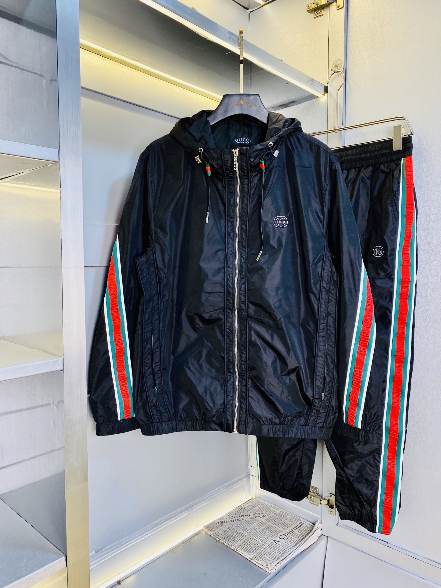 NO:626604,The original item from the official website can be worn up to 200 pounds. Gucci is simple and fashionable. The new autumn suit long-sleeved jacket jacket suit trousers suit is very comfortable to wear. It is low-key yet luxurious. It is very classy to wear, and the style and tailoring of the pants need no introduction. The upper body is exquisite and vivid. Really first-class and top-quality materials. Really top-grade casual pants and elastic pants, using Turkish cotton to produce the most famous denim fabric. The quality is outstanding, and the pants are very soft after heavy washing!  The straight-leg version is not picky and the upper body is absolutely stylish and extremely luxurious. Size: M-3XL (175/130 pounds wear M),, gucci, jackets & coats, jackets & coats, alexander wang19860909官网原单货 可穿200斤 古奇Gucci 简约时尚 秋季新款套装长袖外套夹克套装长裤套装 身穿着非常舒适 低调不失奢华 穿出去非常有档次,裤型款式和裁剪亦无需多言 上身精致跃然.真正一等一顶级质料 真正殿堂级的休闲裤松紧裤,选用土耳其的棉花 生产出最有名的单宁布 品质卓然,经过重水洗使得裤子很柔软！直脚的版型 不挑人 上身绝对的有型 极度奢华.码数:M-3XL（175/130斤穿M）,,gucci,jackets & coats,jackets & coats,alexander wang,Men's clothing