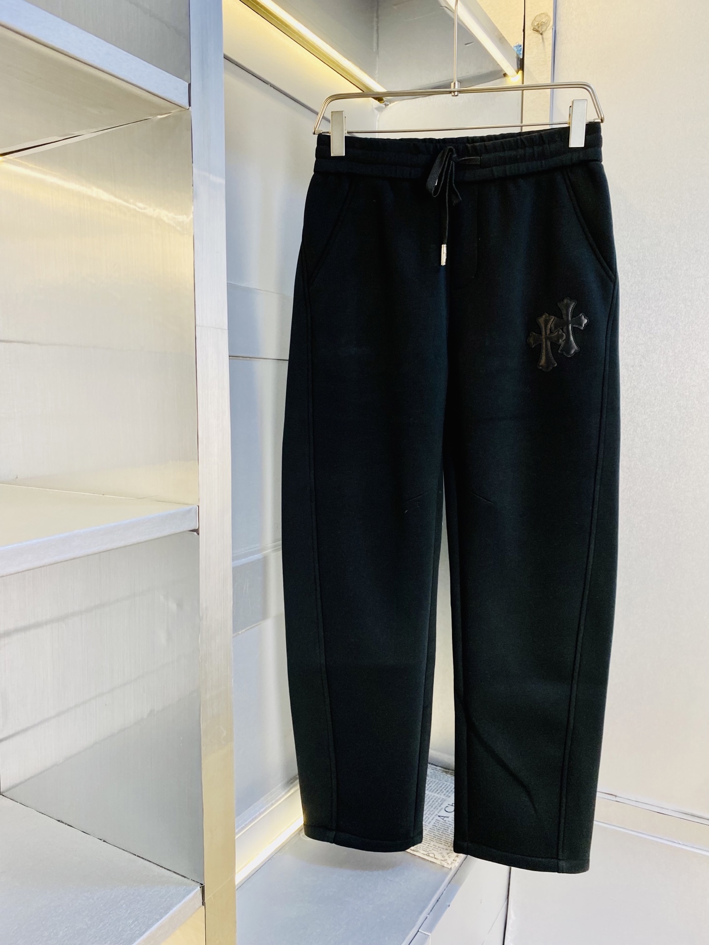 NO:643859,Original item from the official website. Can wear 210 pounds of Chrome Hearts. Simple and fashionable. Thickened casual trousers, sweatpants, elastic pants, straight pants and long trousers for autumn and winter. Very comfortable to wear. Low-key yet luxurious. It is very classy to wear. Needless to say the style and cut of the pants. The upper body is exquisite and vivid. Really first-class and top-quality materials. Really palace-level casual pants and elastic pants, using Turkish cotton to produce the most famous denim fabric.  The quality is outstanding, the pants are very soft after heavy washing!  The straight-leg version is not picky, the upper body is absolutely stylish, the expert design is extremely luxurious. Size: M-3XL,,chrome hearts,chrome hearts,alexander wang19860909官网原单货 可穿210斤克罗心Chrome Hearts简约时尚 秋冬款加厚款休闲裤卫裤松紧裤直筒裤长裤身穿着非常舒适 低调不失奢华 穿出去非常有档次,裤型款式和裁剪亦无需多言 上身精致跃然.真正一等一顶级质料 真正殿堂级的休闲裤松紧裤,选用土耳其的棉花 生产出最有名的单宁布 品质卓然,经过重水洗使得裤子很柔软！直脚的版型 不挑人 上身绝对的有型 达人设计 极度奢华.码数:M-3XL,,chrome hearts,chrome hearts,alexander wang,Men's clothing