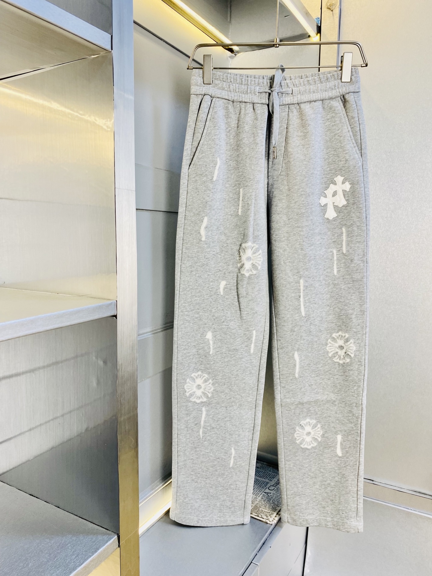 NO:682845,Original item from the official website. Can wear 210 pounds of Chrome Hearts. Simple and fashionable. Thickened casual trousers, sweatpants, elastic pants, straight pants and long trousers for autumn and winter. Very comfortable to wear. Low-key yet luxurious. It is very classy to wear. Needless to say the style and cut of the pants. The upper body is exquisite and vivid. Really first-class and top-quality materials. Really palace-level casual pants and elastic pants, using Turkish cotton to produce the most famous denim fabric.  The quality is outstanding, the pants are very soft after heavy washing!  The straight-leg version is not picky, the upper body is absolutely stylish, the expert design is extremely luxurious. Size: M-3XL,,chrome hearts,chrome hearts,19860909官网原单货 可穿210斤克罗心Chrome Hearts简约时尚 秋冬款加厚款休闲裤卫裤松紧裤直筒裤长裤身穿着非常舒适 低调不失奢华 穿出去非常有档次,裤型款式和裁剪亦无需多言 上身精致跃然.真正一等一顶级质料 真正殿堂级的休闲裤松紧裤,选用土耳其的棉花 生产出最有名的单宁布 品质卓然,经过重水洗使得裤子很柔软！直脚的版型 不挑人 上身绝对的有型 达人设计 极度奢华.码数:M-3XL,,chrome hearts,chrome hearts,,Men's clothing