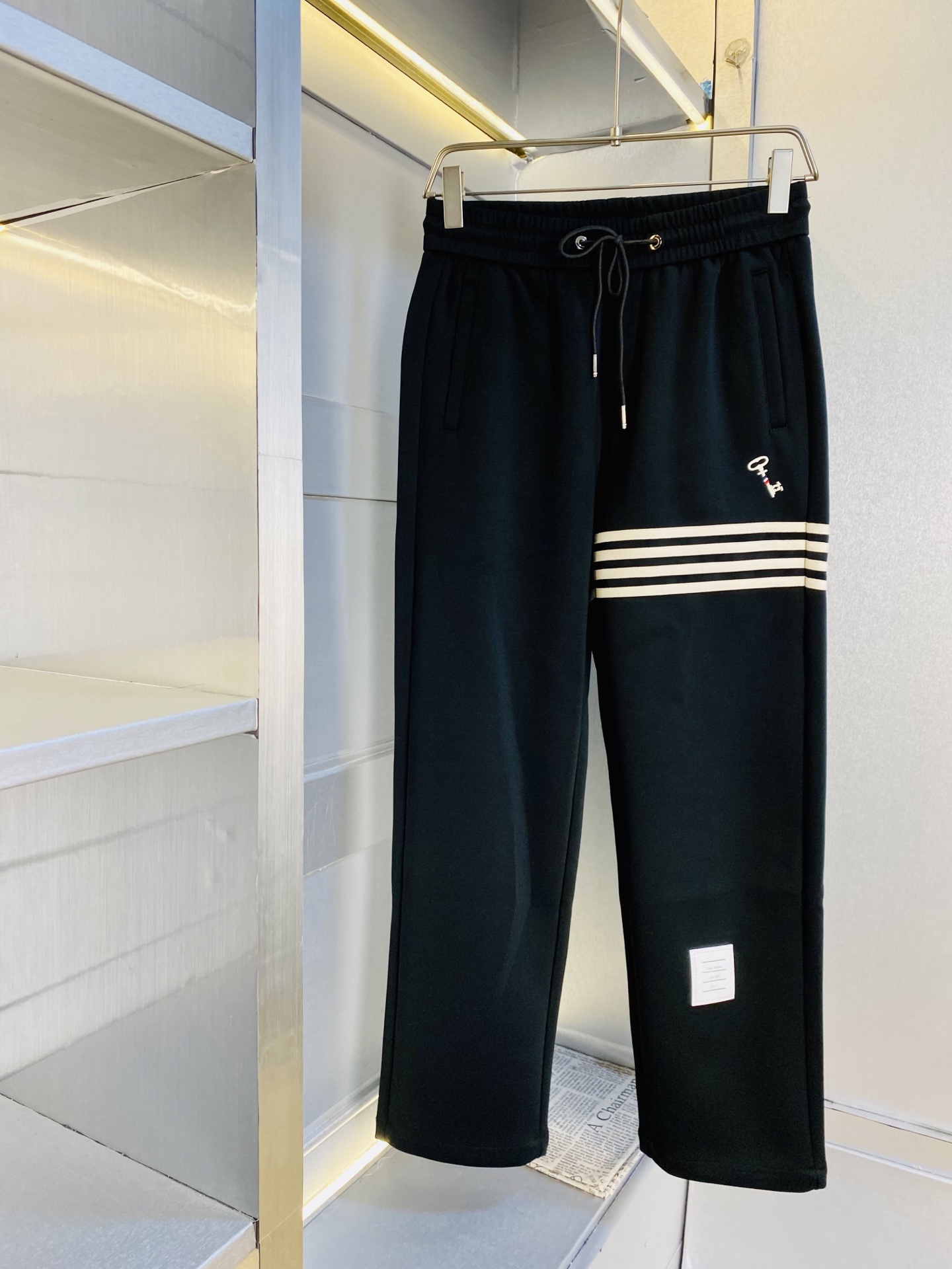 NO:643862,Original item from the official website, can wear 210 pounds of Tom Brown Tb, simple and fashionable, autumn and winter thickened casual pants, sweatpants, elastic pants, straight-leg pants, very comfortable to wear, low-key yet luxurious, very classy to wear, no need to say much about the pants style and tailoring. The upper body is exquisite and vivid. Really first-class and top-quality materials. Really palace-level casual pants and elastic pants, using Turkish cotton to produce the most famous denim fabric.  The quality is outstanding, the pants are very soft after heavy washing!  The straight-leg version is not picky and the upper body is absolutely stylish. Expert design is extremely luxurious. Size: M-3XL, Thom Browne, Alexander Wang19860909官网原单货 可穿210斤汤姆布朗Tb 简约时尚 秋冬款加厚款休闲裤卫裤松紧裤直筒裤长裤身穿着非常舒适 低调不失奢华 穿出去非常有档次,裤型款式和裁剪亦无需多言 上身精致跃然.真正一等一顶级质料 真正殿堂级的休闲裤松紧裤,选用土耳其的棉花 生产出最有名的单宁布 品质卓然,经过重水洗使得裤子很柔软！直脚的版型 不挑人 上身绝对的有型 达人设计 极度奢华.码数:M-3XL,,thom browne,alexander wang,Men's clothing