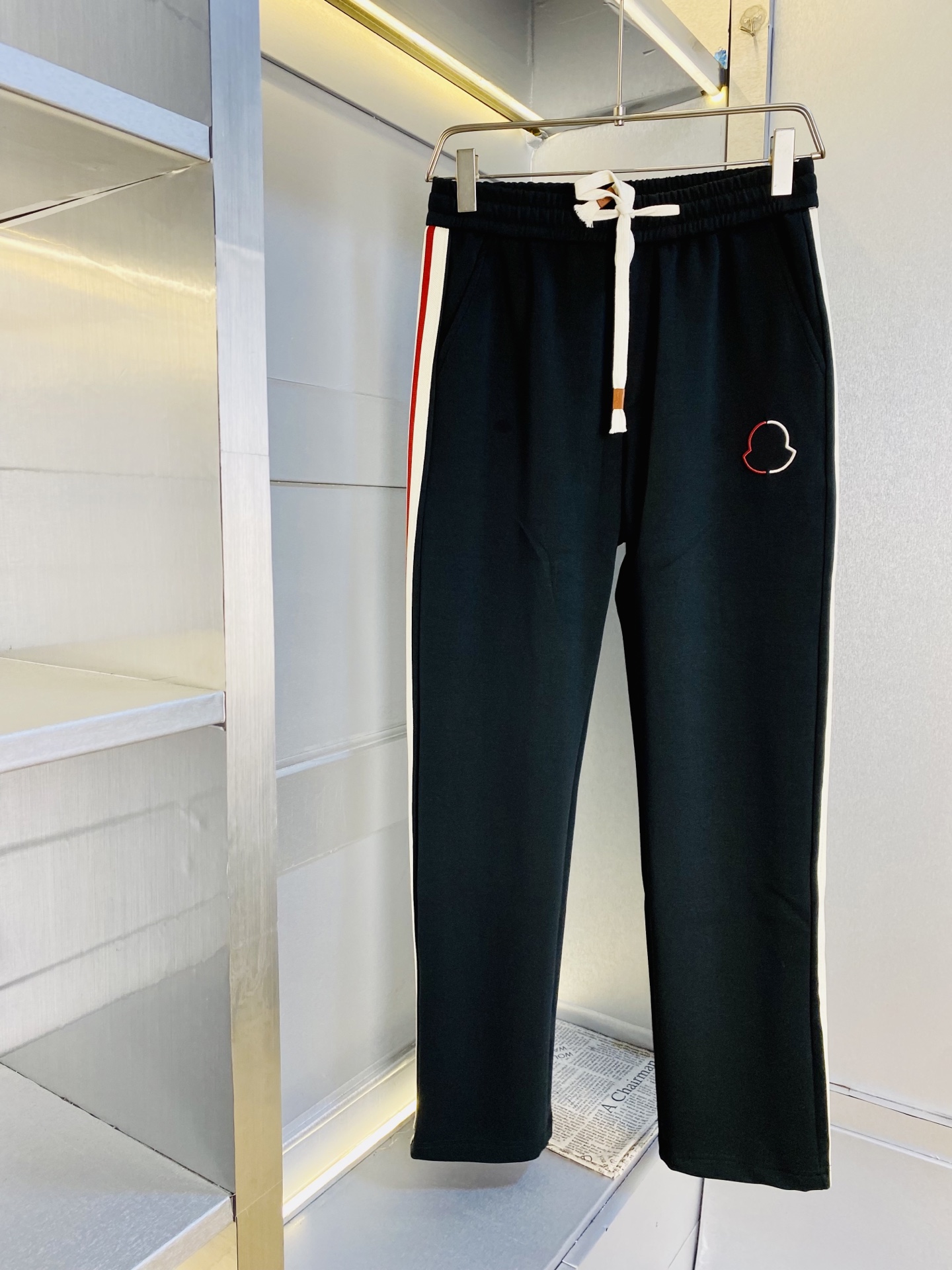 NO:643865,The original item from the official website can be worn with a 210-pound Moncler mask. Simple and fashionable, autumn and winter casual pants, sweatpants, elastic pants, straight-leg trousers, very comfortable to wear, low-key yet luxurious, very classy to wear, and the trousers style and tailoring need no introduction. The upper body is exquisite and vivid. Real first-class top quality materials. Truly top-grade casual pants and elastic pants, using Turkish cotton to produce the most famous denim fabric. The quality is outstanding, and the pants are very soft after heavy washing!  The straight-leg version is not picky, the upper body is absolutely stylish, the expert design is extremely luxurious. Size: M-3XL, Moncler, alexander wang19860909官网原单货 可穿210斤蒙口Moncler 简约时尚 秋冬款休闲裤卫裤松紧裤直筒裤长裤身穿着非常舒适 低调不失奢华 穿出去非常有档次,裤型款式和裁剪亦无需多言 上身精致跃然.真正一等一顶级质料 真正殿堂级的休闲裤松紧裤,选用土耳其的棉花 生产出最有名的单宁布 品质卓然,经过重水洗使得裤子很柔软！直脚的版型 不挑人 上身绝对的有型 达人设计 极度奢华.码数:M-3XL,,Moncler,alexander wang,Men's clothing
