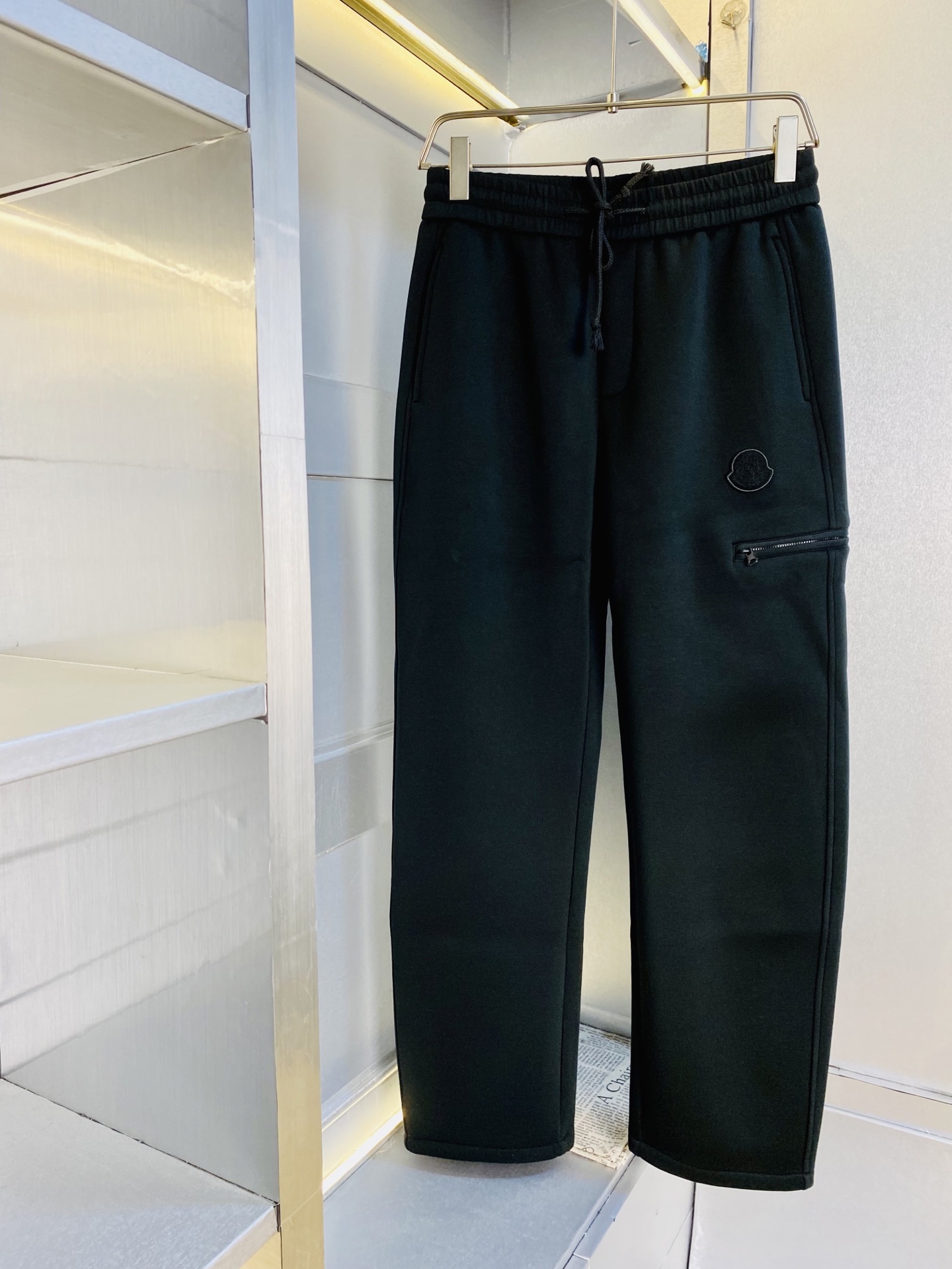 NO:643868,Original item from the official website. Can be worn with a 210 catties Moncler. Simple and fashionable. Thickened casual pants, sweatpants, elastic pants, straight pants, long pants for autumn and winter. Very comfortable to wear. Low-key yet luxurious. It is very classy to wear. There is no need to say much about the style and tailoring of the pants. The upper body is exquisite and vivid. Really first-class and top-quality materials. Really palace-level casual pants and elastic pants, using Turkish cotton to produce the most famous denim fabric.  The quality is outstanding, the pants are very soft after heavy washing!  The straight-leg version is not picky, the upper body is absolutely stylish, the expert design is extremely luxurious. Size: M-3XL, Moncler, alexander wang19860909官网原单货 可穿210斤蒙口Moncler 简约时尚 秋冬款加厚款休闲裤卫裤松紧裤直筒裤长裤身穿着非常舒适 低调不失奢华 穿出去非常有档次,裤型款式和裁剪亦无需多言 上身精致跃然.真正一等一顶级质料 真正殿堂级的休闲裤松紧裤,选用土耳其的棉花 生产出最有名的单宁布 品质卓然,经过重水洗使得裤子很柔软！直脚的版型 不挑人 上身绝对的有型 达人设计 极度奢华.码数:M-3XL,,Moncler,alexander wang,Men's clothing