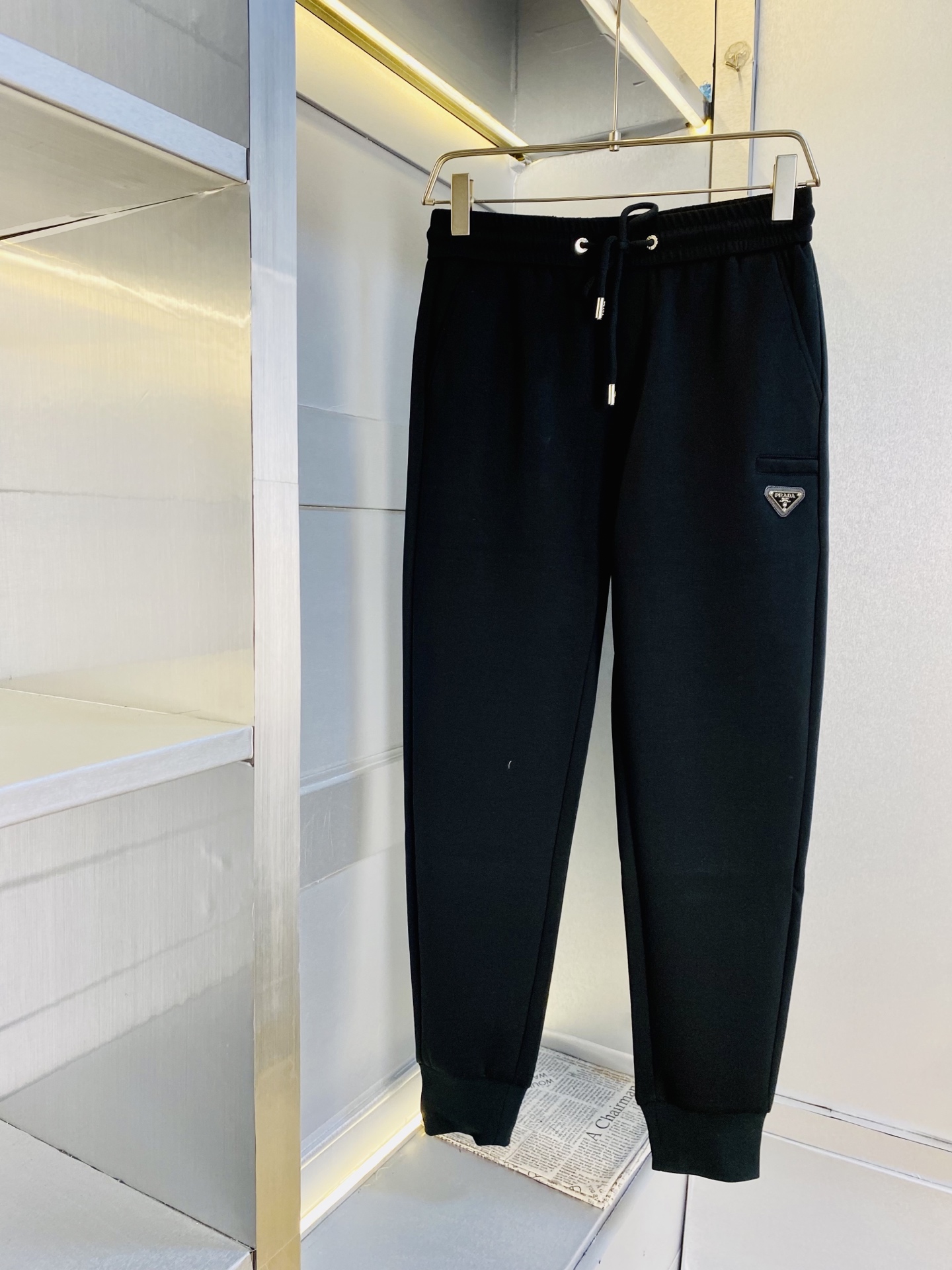 NO:643871,Original item from the official website. Can wear 210 pounds of Prada. Simple and fashionable. Autumn and winter casual trousers, sweatpants, elasticated trousers, and leggings. The nine-point trousers are very comfortable to wear. Low-key yet luxurious. It is very classy to wear. There is no need to say much about the trousers style and cut. The upper body is exquisite and vivid. Really first-class and top-quality materials. Really palace-level casual trousers and elastic pants, using Turkish cotton to produce the most famous denim fabric.  The quality is outstanding, the pants are very soft after heavy washing!  The straight-leg version is not picky and the upper body is absolutely stylish. Expert design is extremely luxurious. Size: M-3XL, prada, prada, alexander wang19860909官网原单货 可穿210斤普拉达Prada 简约时尚 秋冬款休闲裤卫裤松紧裤束脚裤九分裤身穿着非常舒适 低调不失奢华 穿出去非常有档次,裤型款式和裁剪亦无需多言 上身精致跃然.真正一等一顶级质料 真正殿堂级的休闲裤松紧裤,选用土耳其的棉花 生产出最有名的单宁布 品质卓然,经过重水洗使得裤子很柔软！直脚的版型 不挑人 上身绝对的有型 达人设计 极度奢华.码数:M-3XL,,prada,prada,alexander wang,Men's clothing