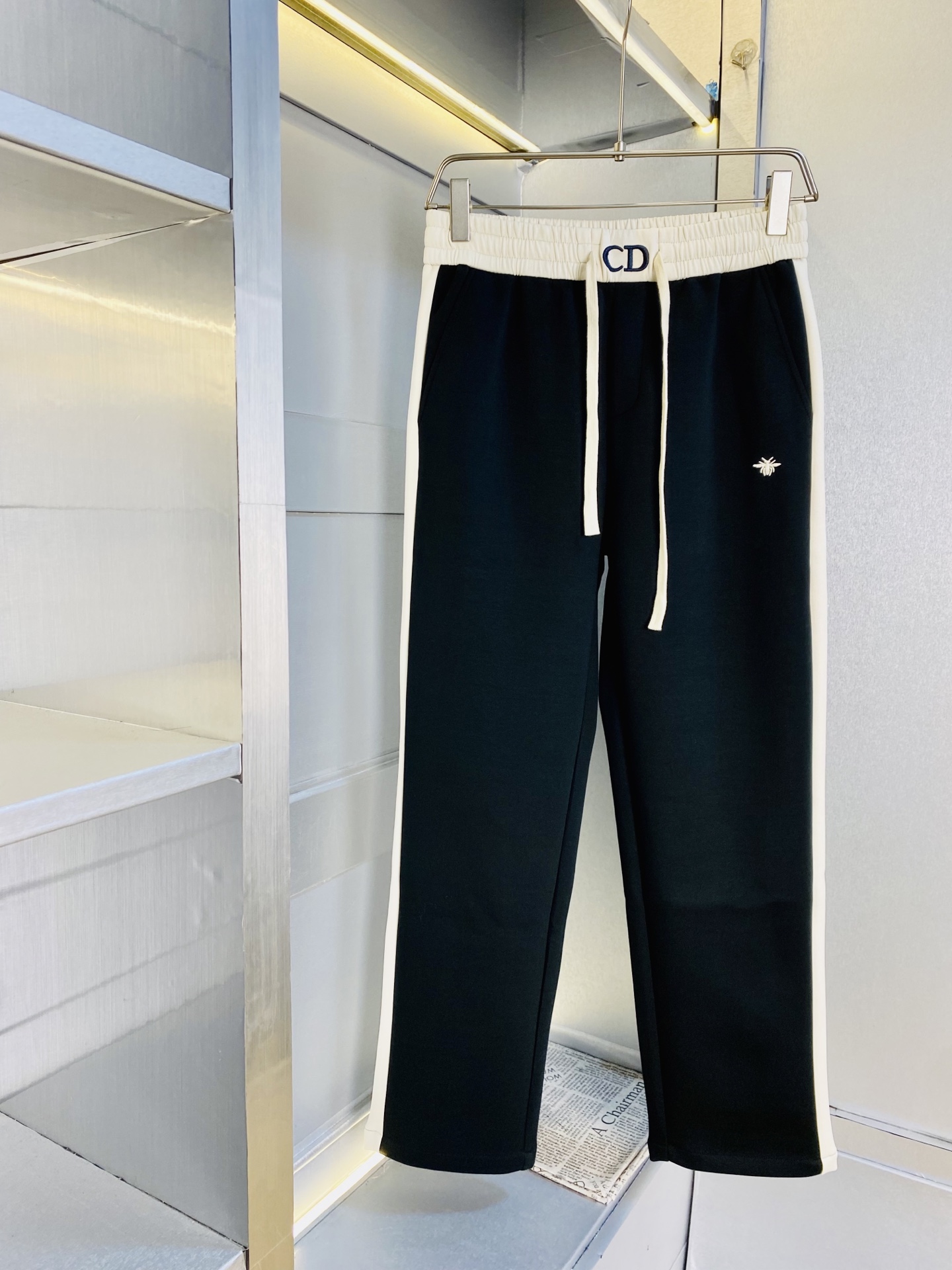 NO:682848,The original item from the official website can wear 210 pounds of Dior. Simple and fashionable, autumn and winter casual pants, sweatpants, elastic pants, straight-leg pants, very comfortable to wear, low-key yet luxurious, very classy to wear, and the trousers style and tailoring need no introduction. The upper body is exquisite and vivid. Really first-class top quality materials. Really top-grade casual pants and elastic pants, using Turkish cotton to produce the most famous denim fabric. The quality is outstanding, and the pants are very soft after heavy washing!  The straight-leg version is not picky, the upper body is absolutely stylish, the expert design is extremely luxurious. Size: M-3XL,, dior, dior,19860909官网原单货 可穿210斤迪奥Dior 简约时尚 秋冬款休闲裤卫裤松紧裤直筒裤长裤身穿着非常舒适 低调不失奢华 穿出去非常有档次,裤型款式和裁剪亦无需多言 上身精致跃然.真正一等一顶级质料 真正殿堂级的休闲裤松紧裤,选用土耳其的棉花 生产出最有名的单宁布 品质卓然,经过重水洗使得裤子很柔软！直脚的版型 不挑人 上身绝对的有型 达人设计 极度奢华.码数:M-3XL,,dior,dior,,Men's clothing