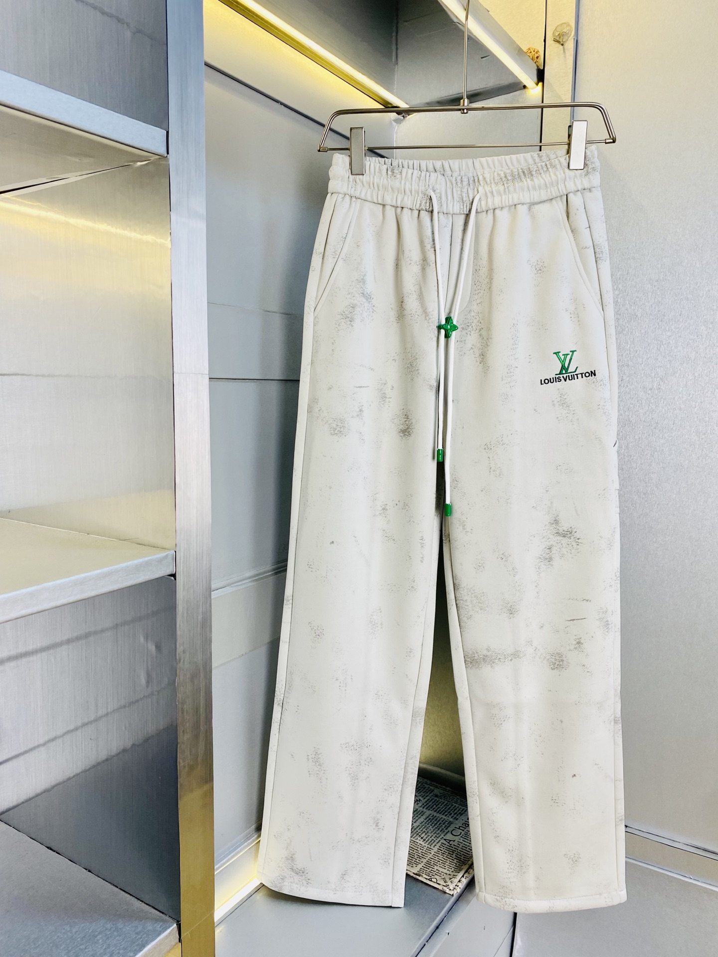 NO:643873,Original item from the official website, can wear 210 pounds of Louis Vuitton Lv, simple and fashionable, autumn and winter casual pants, sweatpants, elastic pants, straight-leg pants, very comfortable to wear, low-key yet luxurious, very classy to wear, no need to say much about the pants style and cut, the upper body is exquisite and vivid. Real first-class top quality materials. Truly top-grade casual pants and elastic pants, using Turkish cotton to produce the most famous denim fabric. The quality is outstanding, and the pants are very soft after heavy washing!  The straight-leg version is not picky, the upper body is absolutely stylish, the expert design is extremely luxurious. Size: M-3XL, Louis Vuitton, Louis Vuitton, Alexander Wang19860909官网原单货 可穿210斤路易威登Lv 简约时尚 秋冬款休闲裤卫裤松紧裤直筒裤长裤身穿着非常舒适 低调不失奢华 穿出去非常有档次,裤型款式和裁剪亦无需多言 上身精致跃然.真正一等一顶级质料 真正殿堂级的休闲裤松紧裤,选用土耳其的棉花 生产出最有名的单宁布 品质卓然,经过重水洗使得裤子很柔软！直脚的版型 不挑人 上身绝对的有型 达人设计 极度奢华.码数:M-3XL,,louis vuitton,louis vuitton,alexander wang,Men's clothing