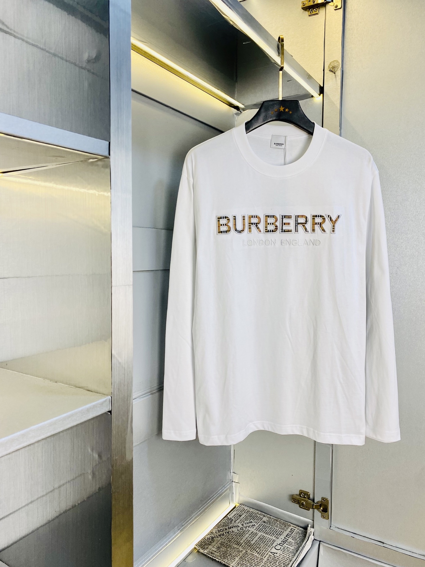 NO:646232,Wearing 210 pounds, original item!  Good news for fat people. Couple wear Burberry. Original quality. 2025 latest model. Long-sleeved T-shirt base layer. Selected counters to customize top-grade pure cotton imported fabrics. With original wash mark!  All three standards are complete, all details are perfectly made, 1:1 replica, 100% authentic, original hardware, high-end customized accessories, original factory and original logo, the upper body effect is amazing!  The sizes at the counter are a little too large, Xs-XL (175/130 pounds wears Xs), burberry, burberry, tees, t-shirt, alexander wang19860909穿210斤 原单货！胖子福音 情侣装巴宝莉Burberry 原单品质 2025最新款 长袖T恤打底衫 精选专柜订制顶级纯棉进口面料 带原版洗水唛！三标齐全 所有细节做工完美1比1复刻 还原正品百分百 原版五金 高端订制辅料 原厂原标 上身效果超赞！专柜码数偏大Xs-XL(175/130斤穿Xs),,burberry,burberry,tees，t-shirt,alexander wang,Men's clothing