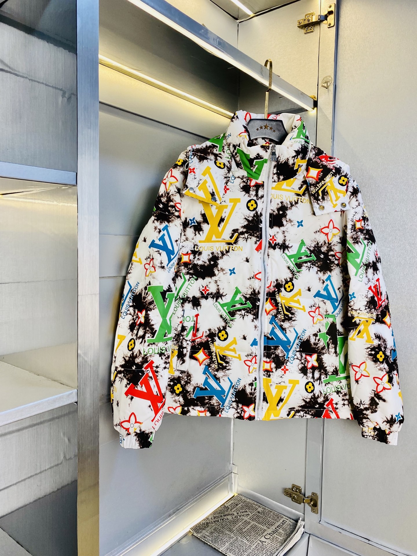 NO:691358,Original item from the official website. Can wear 200 pounds of Louis Vuitton Lv 2025ss new down jacket. High version and high quality. The original fabric is the same as that of Internet celebrity stars. Open mold to customize hardware accessories. Very comfortable. Super versatile and good-looking down jacket. Non-market ordinary version. Compare at will. Quality is absolutely guaranteed. Color and color. Size M-3XL,,louis vuitton,louis vuitton,jackets & coats,down jacket,19860909官网原单货 可穿200斤路易威登Lv 2025ss新款羽绒服外套 高版本高品质 原版面料网红明星同款 开模定制五金辅料 感非常舒服 超级百搭好看的一款羽绒外套 非市场普通版本 随意对比 品质绝对保证 颜色图色 尺码M-3XL,,louis vuitton,louis vuitton,jackets & coats,down jacket,,Men's clothing