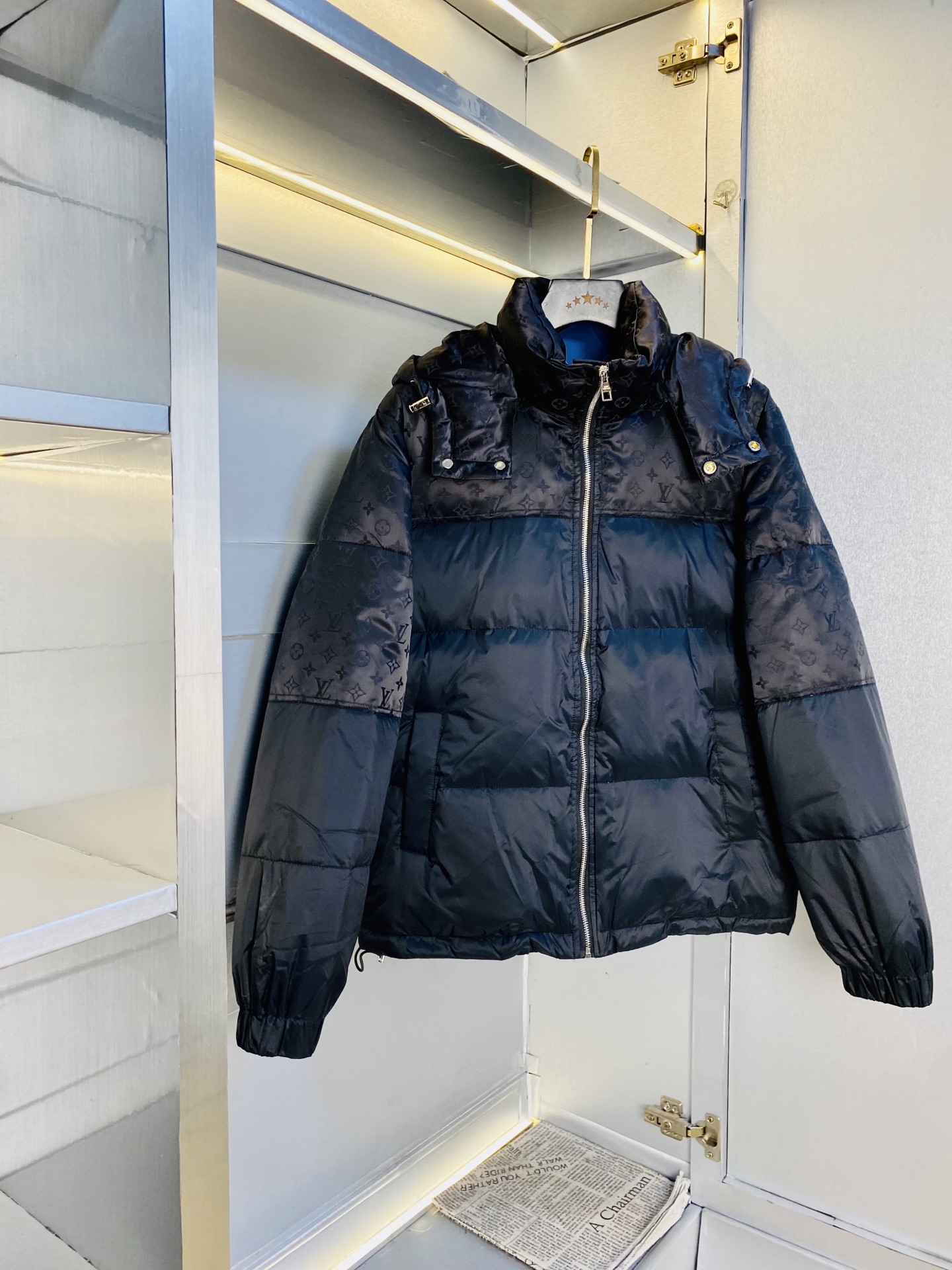 NO:734969,Original item from the official website. Can wear 200 pounds of Louis Vuitton Lv 2026ss new down jacket. High version and high quality. The original fabric is the same as that of Internet celebrity stars. Open mold to customize hardware accessories. Very comfortable. Super versatile and good-looking down jacket. Non-market ordinary version. Feel free to compare. Quality is absolutely guaranteed. Color picture and color. Size M-3XL,, louis vuitton, louis vuitton, jackets & coats, down jacket,19860909官网原单货 可穿200斤路易威登Lv 2026ss新款羽绒服外套 高版本高品质 原版面料网红明星同款 开模定制五金辅料 感非常舒服 超级百搭好看的一款羽绒外套 非市场普通版本 随意对比 品质绝对保证 颜色图色 尺码M-3XL,,louis vuitton,louis vuitton,jackets & coats,down jacket,,Men's clothing