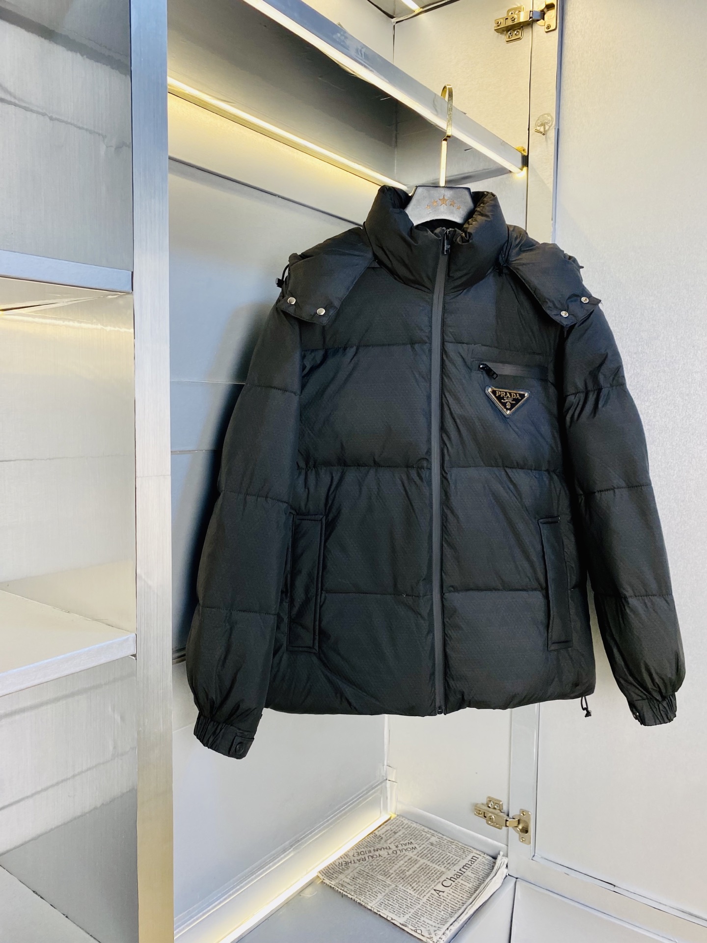 NO:650922,Original item from the official website. Can wear 200 pounds of Prada ss new down jacket. High version and high quality. Original fabric, the same style as Internet celebrity stars. Customized hardware and accessories. Very comfortable. Super versatile and good-looking down jacket. Non-market ordinary version. Compare at will. Quality is absolutely guaranteed. Color, picture and color. Size M-3XL,, prada, prada, jackets & coats, down jacket, alexander wang19860909官网原单货 可穿200斤普拉达Prada ss新款羽绒服外套 高版本高品质 原版面料网红明星同款 开模定制五金辅料 感非常舒服 超级百搭好看的一款羽绒外套 非市场普通版本 随意对比 品质绝对保证 颜色图色 尺码M-3XL,,prada,prada,jackets & coats,down jacket,alexander wang,Men's clothing