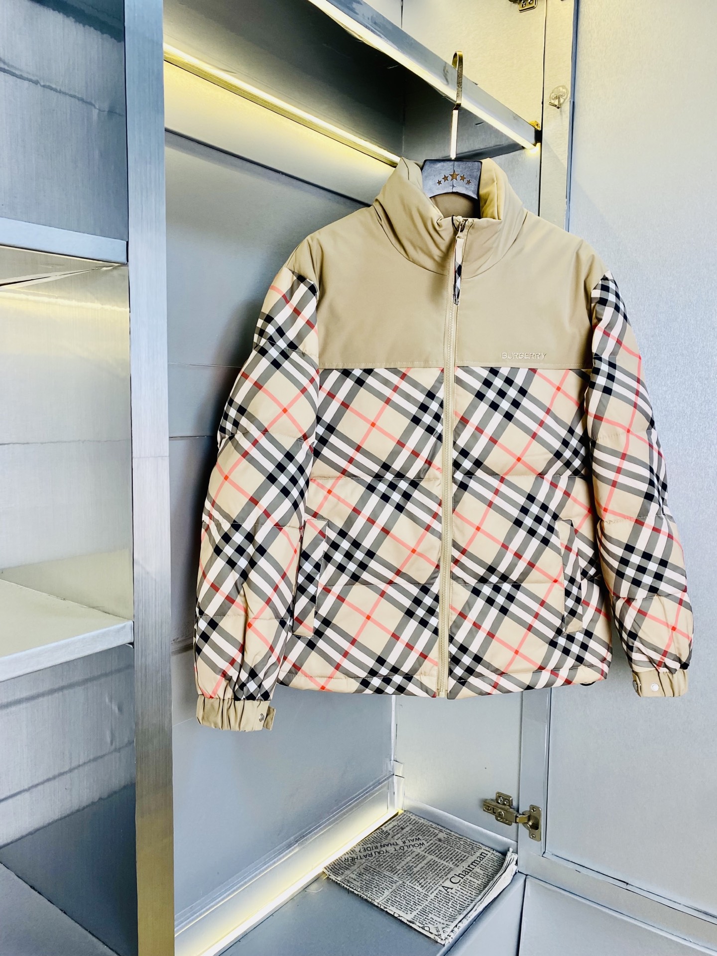 NO:648596,Original item from the official website. Can wear 200 pounds of Burberry SS new down jacket. High version and high quality. Original fabric, the same style as Internet celebrity stars. Customized hardware and accessories. Very comfortable. Super versatile and good-looking down jacket. Non-market ordinary version. Compare at will. Quality is absolutely guaranteed. Color, picture and color. Size M-3XL,,burberry,burberry,jackets & coats,down jacket,alexander wang19860909官网原单货 可穿200斤巴宝莉Burberry ss新款羽绒服外套 高版本高品质 原版面料网红明星同款 开模定制五金辅料 感非常舒服 超级百搭好看的一款羽绒外套 非市场普通版本 随意对比 品质绝对保证 颜色图色 尺码M-3XL,,burberry,burberry,jackets & coats,down jacket,alexander wang,Men's clothing