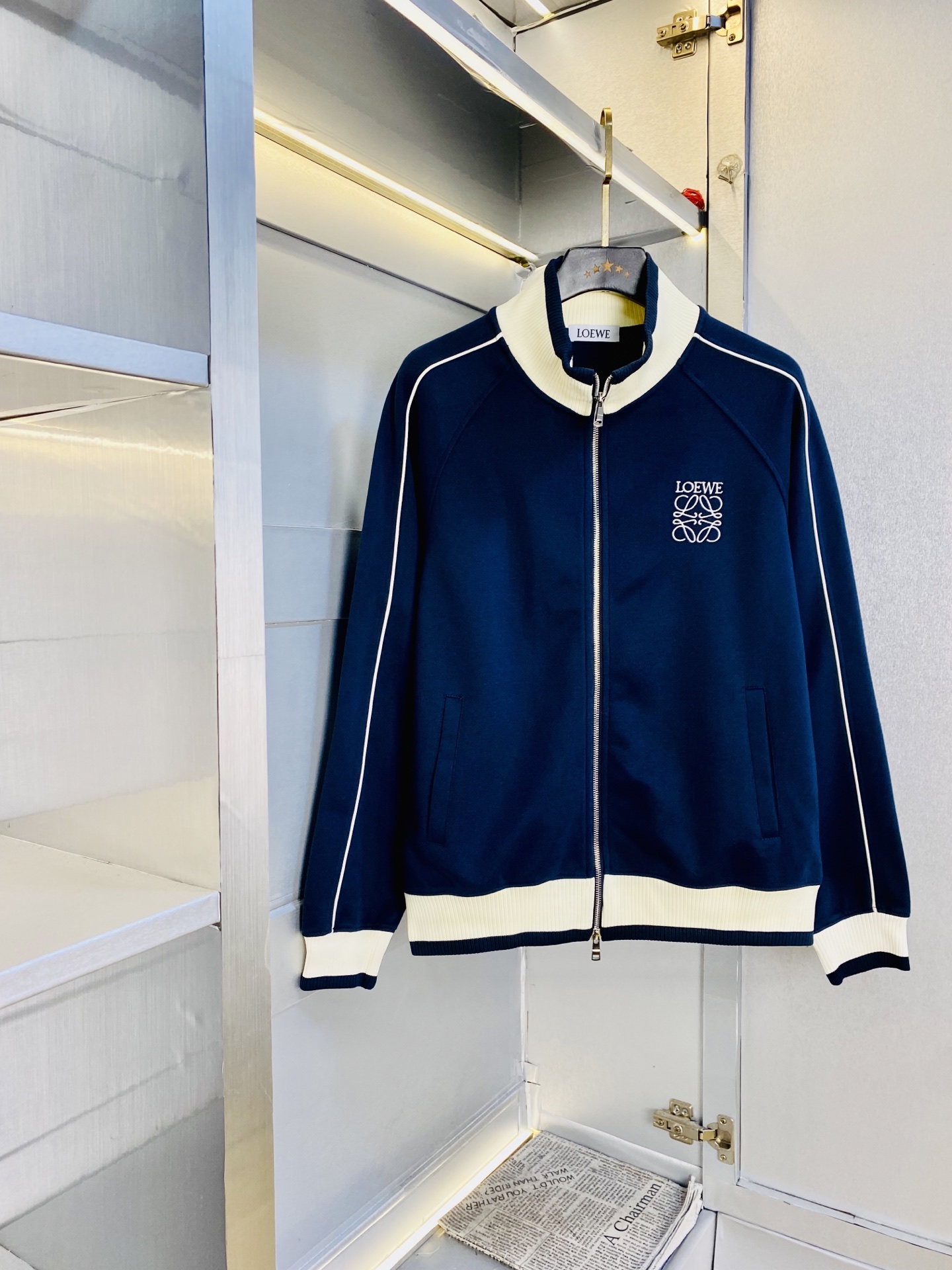 NO:656351,Original item from the official website, can wear 210 pounds, couple style Loewe 2025 spring and autumn style!  New stand-up collar sweatshirt style zipper jacket. High version and high quality. Original fabric of the same style as Internet celebrity stars. Open mold to customize hardware accessories. Very comfortable. Super versatile and good-looking jacket. Not ordinary version on the market. Compare at will. Quality is absolutely guaranteed. Color pictures. Size S-4XL,,loewe,loewe,hoodie,sweatshirts,jackets & coats,jackets & coats,alexander wang19860909官网原单货 可穿210斤 情侣款罗意威Loewe 2025春秋款！新款立领卫衣款拉链外套夹克 高版本高品质 原版面料网红明星同款 开模定制五金辅料 感非常舒服 超级百搭好看的一款外套 非市场普通版本 随意对比 品质绝对保证 颜色图色 尺码S-4XL,,loewe,loewe,hoodie,sweatshirts,jackets & coats,jackets & coats,alexander wang,Men's clothing