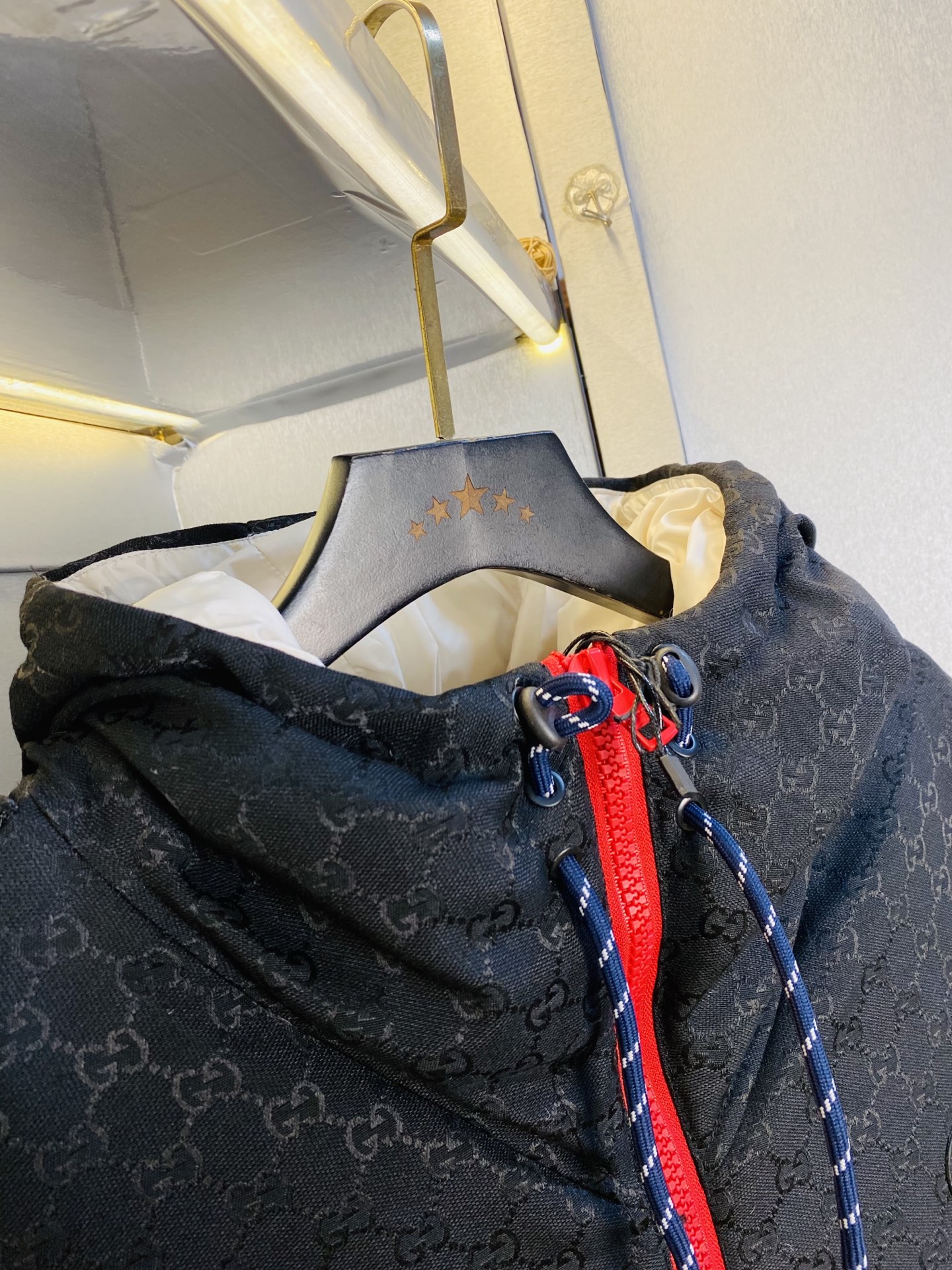 P640 官网原单货 可穿200斤🔥古奇Gucci 2025ss新款羽绒服外套
⚠高版本⚠高品质 ⚠原版面料⚠网红明星同款
开模定制五金辅料  感非常舒服  超级百搭好看的一款羽绒外套
非市场普通版本 随意对比 品质绝对保证
颜色：图色
尺码：M-3XL