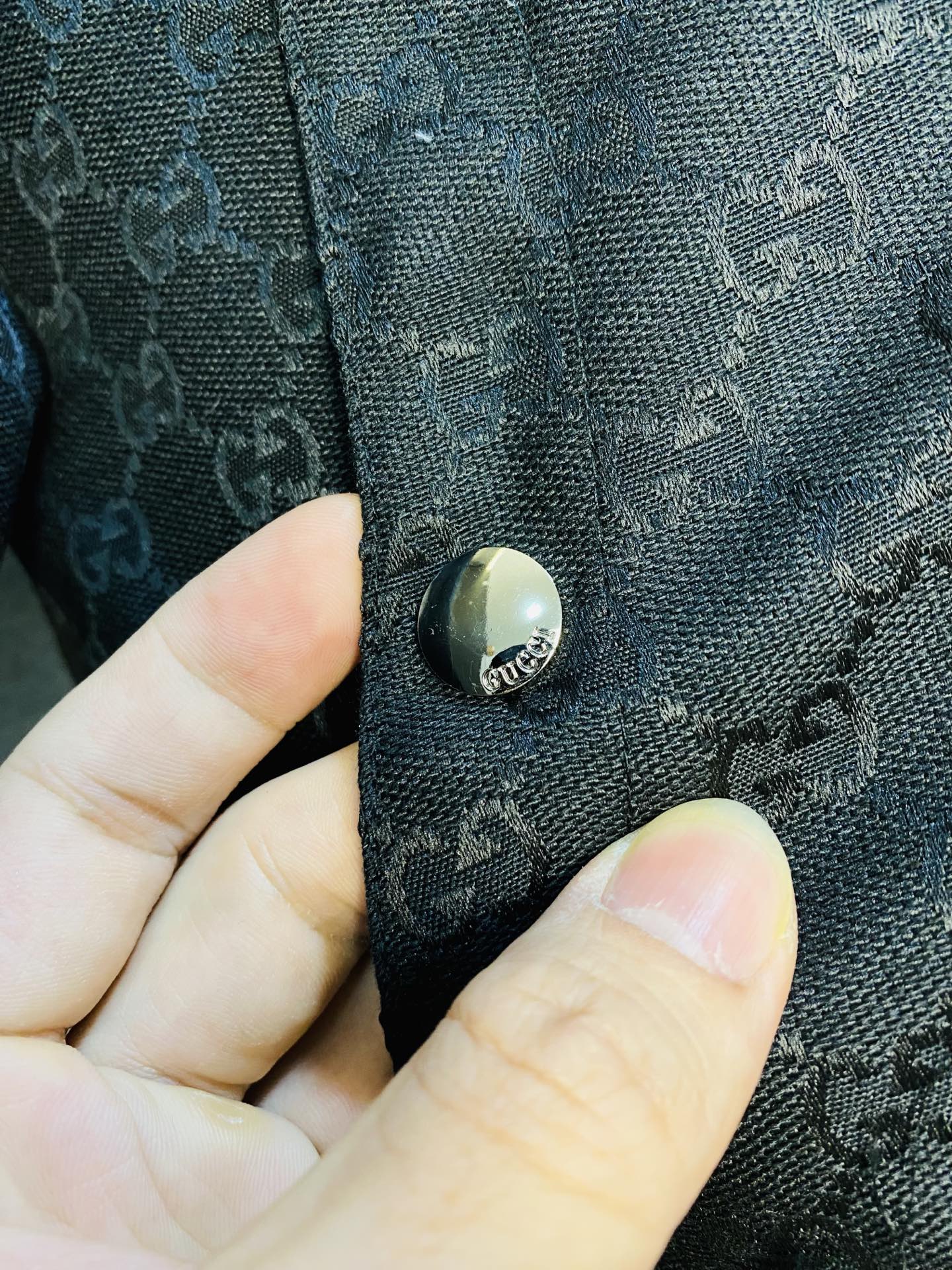 P640 官网原单货 可穿200斤🔥古奇Gucci 2025ss新款羽绒服外套
⚠高版本⚠高品质 ⚠原版面料⚠网红明星同款
开模定制五金辅料  感非常舒服  超级百搭好看的一款羽绒外套
非市场普通版本 随意对比 品质绝对保证
颜色：图色
尺码：M-3XL