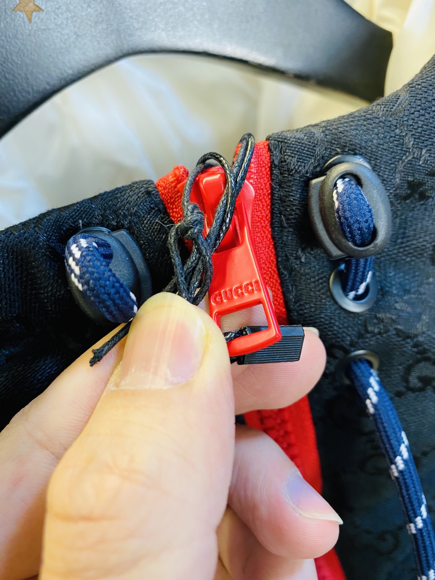 P640 官网原单货 可穿200斤🔥古奇Gucci 2025ss新款羽绒服外套
⚠高版本⚠高品质 ⚠原版面料⚠网红明星同款
开模定制五金辅料  感非常舒服  超级百搭好看的一款羽绒外套
非市场普通版本 随意对比 品质绝对保证
颜色：图色
尺码：M-3XL