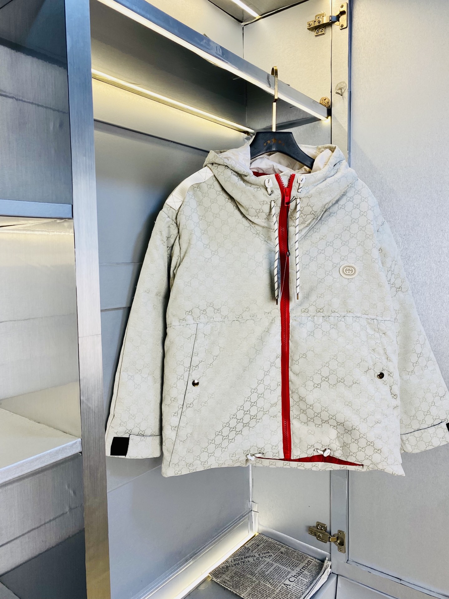 P640 官网原单货 可穿200斤🔥古奇Gucci 2025ss新款羽绒服外套
⚠高版本⚠高品质 ⚠原版面料⚠网红明星同款
开模定制五金辅料  感非常舒服  超级百搭好看的一款羽绒外套
非市场普通版本 随意对比 品质绝对保证
颜色：图色
尺码：M-3XL