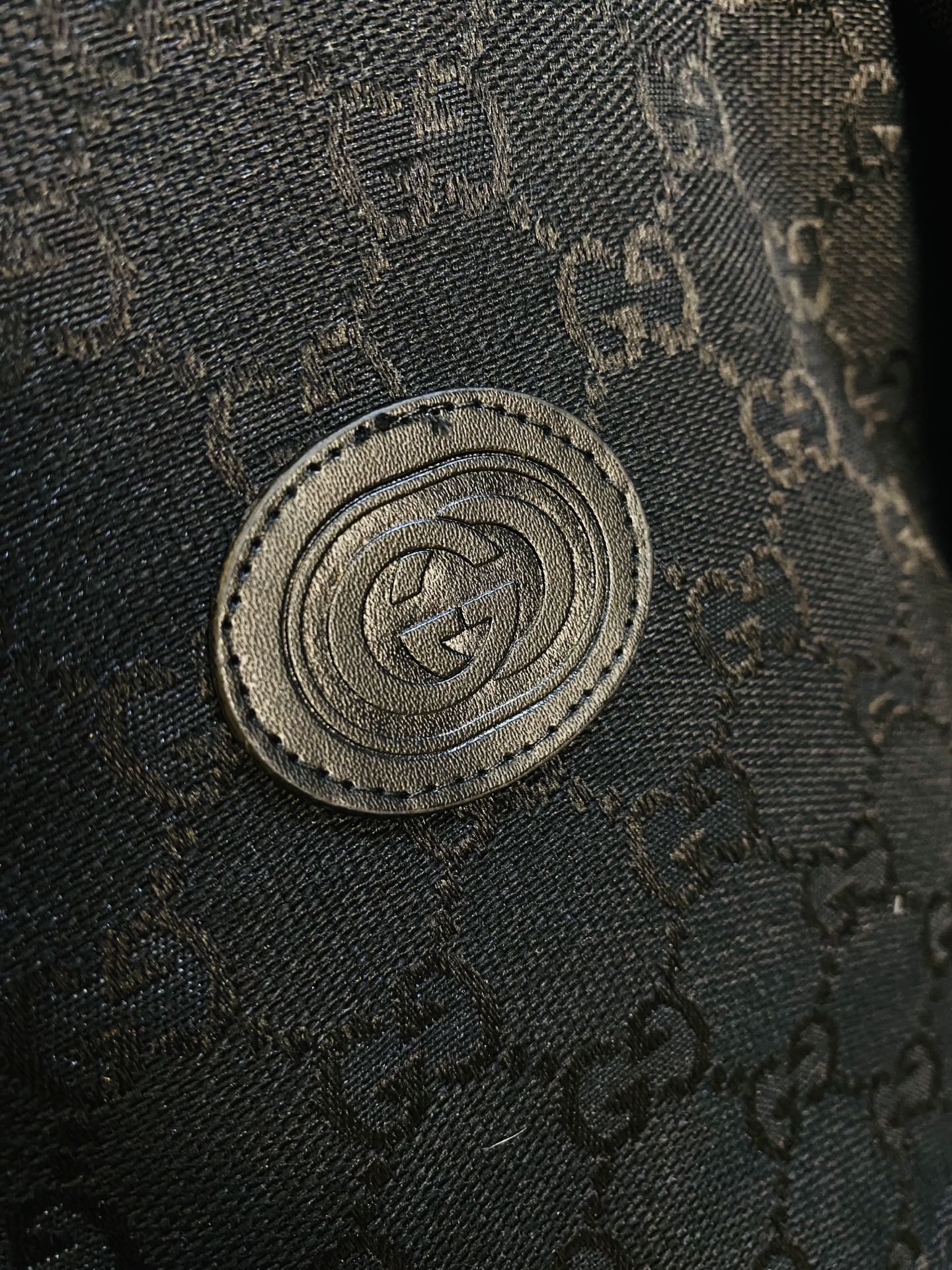 P640 官网原单货 可穿200斤🔥古奇Gucci 2025ss新款羽绒服外套
⚠高版本⚠高品质 ⚠原版面料⚠网红明星同款
开模定制五金辅料  感非常舒服  超级百搭好看的一款羽绒外套
非市场普通版本 随意对比 品质绝对保证
颜色：图色
尺码：M-3XL