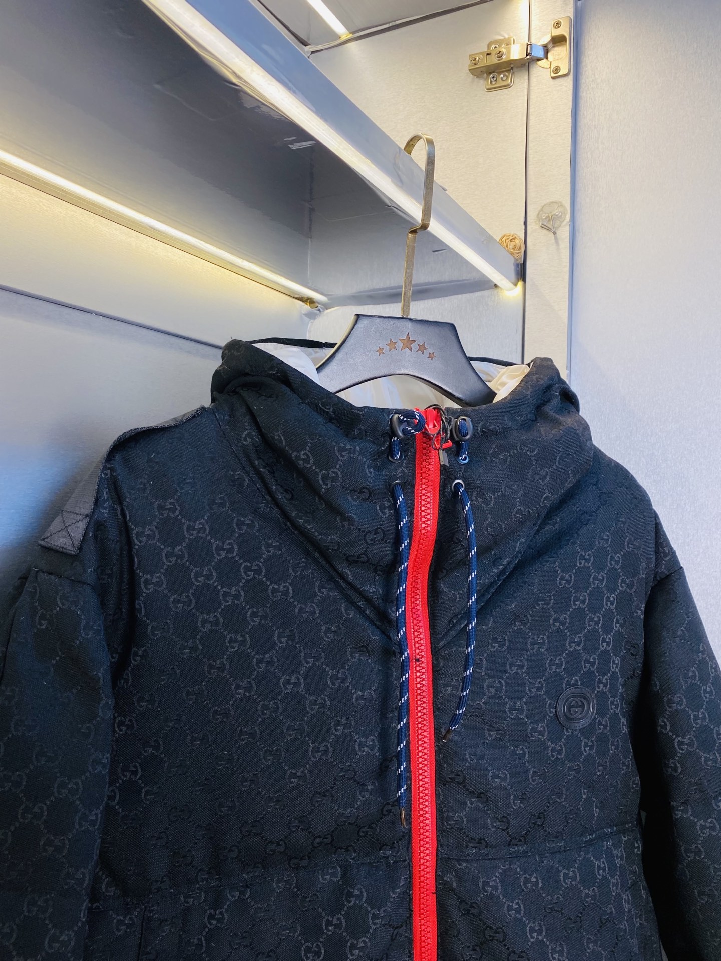 P640 官网原单货 可穿200斤🔥古奇Gucci 2025ss新款羽绒服外套
⚠高版本⚠高品质 ⚠原版面料⚠网红明星同款
开模定制五金辅料  感非常舒服  超级百搭好看的一款羽绒外套
非市场普通版本 随意对比 品质绝对保证
颜色：图色
尺码：M-3XL