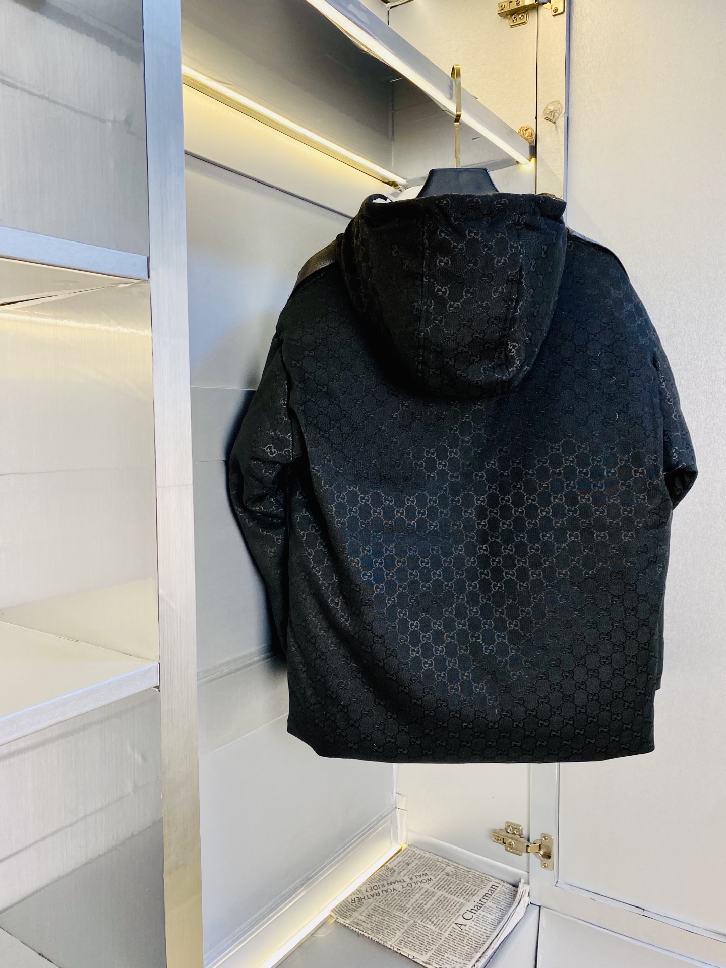 P640 官网原单货 可穿200斤🔥古奇Gucci 2025ss新款羽绒服外套
⚠高版本⚠高品质 ⚠原版面料⚠网红明星同款
开模定制五金辅料  感非常舒服  超级百搭好看的一款羽绒外套
非市场普通版本 随意对比 品质绝对保证
颜色：图色
尺码：M-3XL