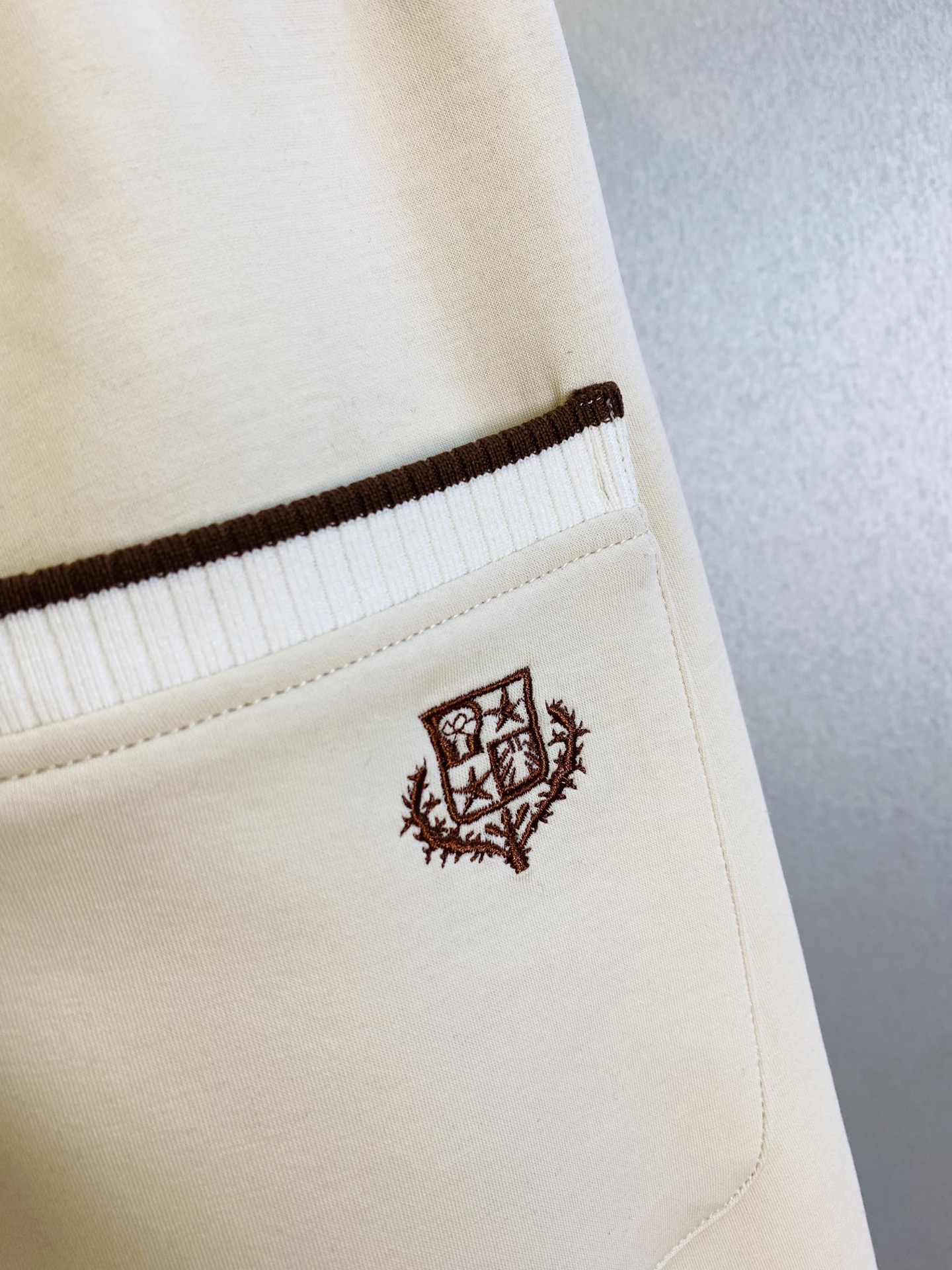 P260 官网原单货 可穿220斤🔥诺悠翩雅Lp 简约时尚 秋冬款休闲裤卫裤松紧裤长裤直筒裤👖身穿着非常舒适 低调不失奢华 穿出去非常有档次,裤型款式和裁剪亦无需多言 上身精致跃然.真正一等一顶级质料 真正殿堂级的休闲裤松紧裤,选用土耳其的棉花 生产出最有名的单宁布 品质卓然,经过重水洗使得裤子很柔软！直脚的版型 不挑人 上身绝对的有型 达人设计 极度奢华。码数:M-4XL