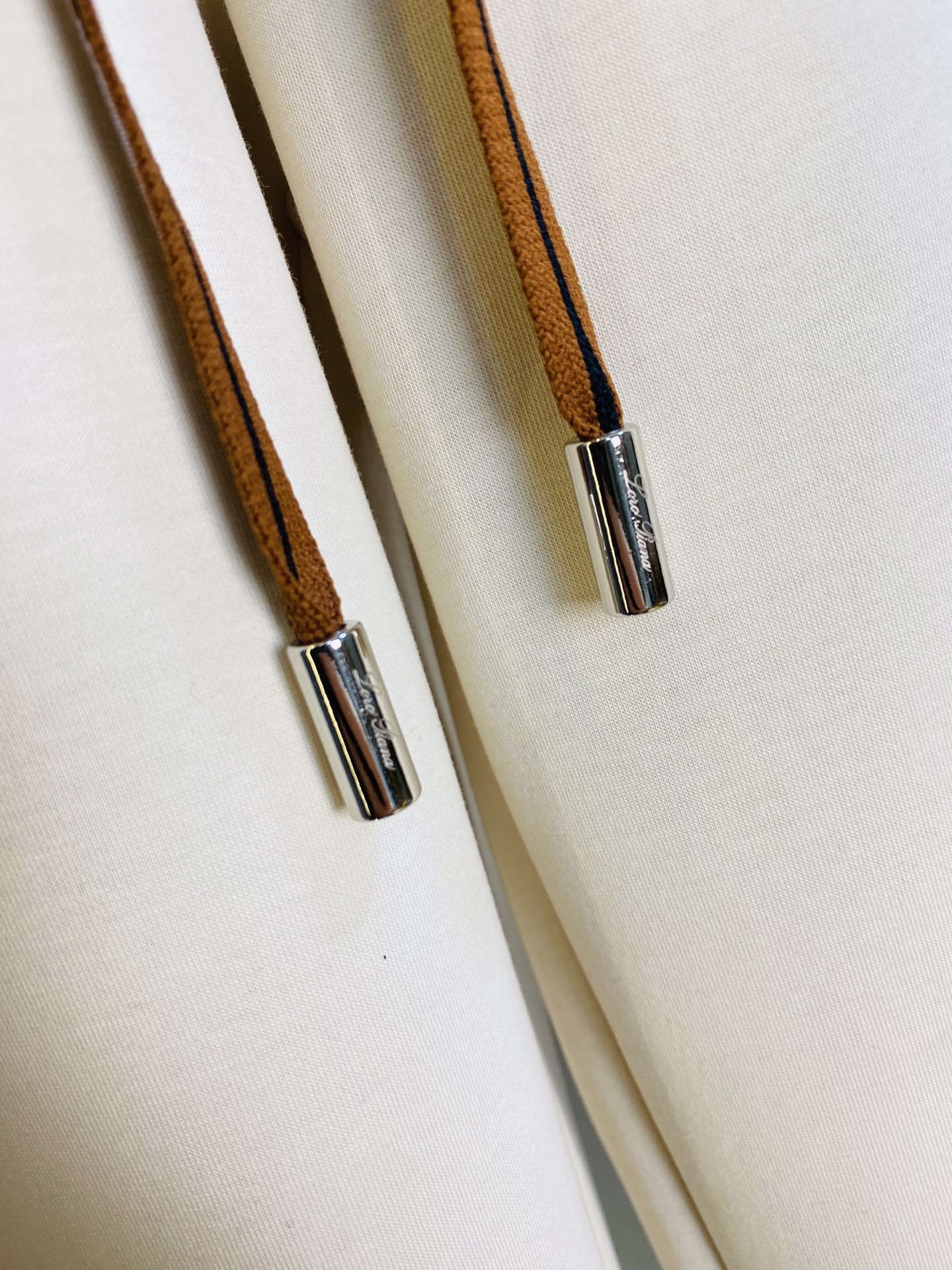 P260 官网原单货 可穿220斤🔥诺悠翩雅Lp 简约时尚 秋冬款休闲裤卫裤松紧裤长裤直筒裤👖身穿着非常舒适 低调不失奢华 穿出去非常有档次,裤型款式和裁剪亦无需多言 上身精致跃然.真正一等一顶级质料 真正殿堂级的休闲裤松紧裤,选用土耳其的棉花 生产出最有名的单宁布 品质卓然,经过重水洗使得裤子很柔软！直脚的版型 不挑人 上身绝对的有型 达人设计 极度奢华。码数:M-4XL