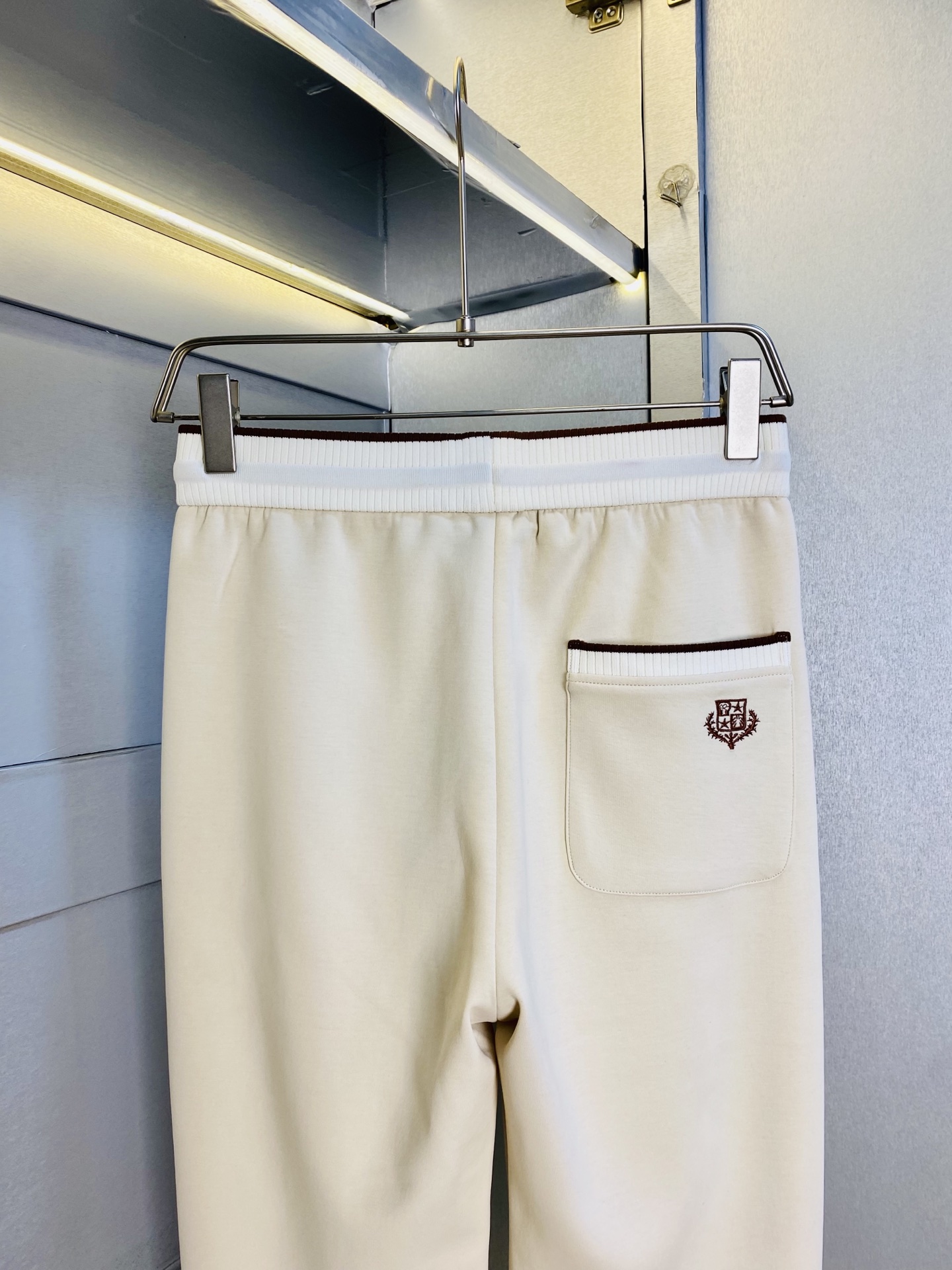 P260 官网原单货 可穿220斤🔥诺悠翩雅Lp 简约时尚 秋冬款休闲裤卫裤松紧裤长裤直筒裤👖身穿着非常舒适 低调不失奢华 穿出去非常有档次,裤型款式和裁剪亦无需多言 上身精致跃然.真正一等一顶级质料 真正殿堂级的休闲裤松紧裤,选用土耳其的棉花 生产出最有名的单宁布 品质卓然,经过重水洗使得裤子很柔软！直脚的版型 不挑人 上身绝对的有型 达人设计 极度奢华。码数:M-4XL