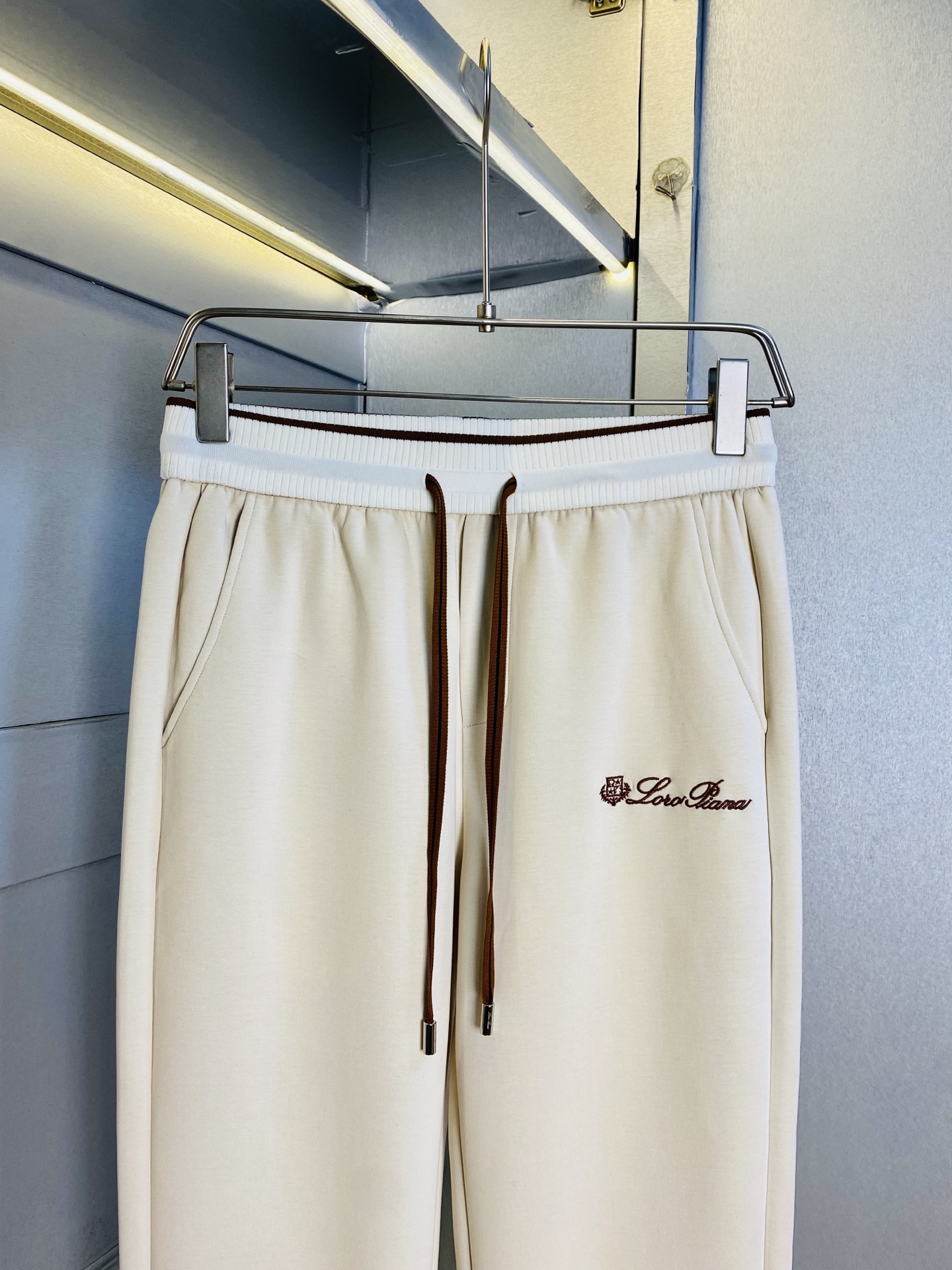 P260 官网原单货 可穿220斤🔥诺悠翩雅Lp 简约时尚 秋冬款休闲裤卫裤松紧裤长裤直筒裤👖身穿着非常舒适 低调不失奢华 穿出去非常有档次,裤型款式和裁剪亦无需多言 上身精致跃然.真正一等一顶级质料 真正殿堂级的休闲裤松紧裤,选用土耳其的棉花 生产出最有名的单宁布 品质卓然,经过重水洗使得裤子很柔软！直脚的版型 不挑人 上身绝对的有型 达人设计 极度奢华。码数:M-4XL