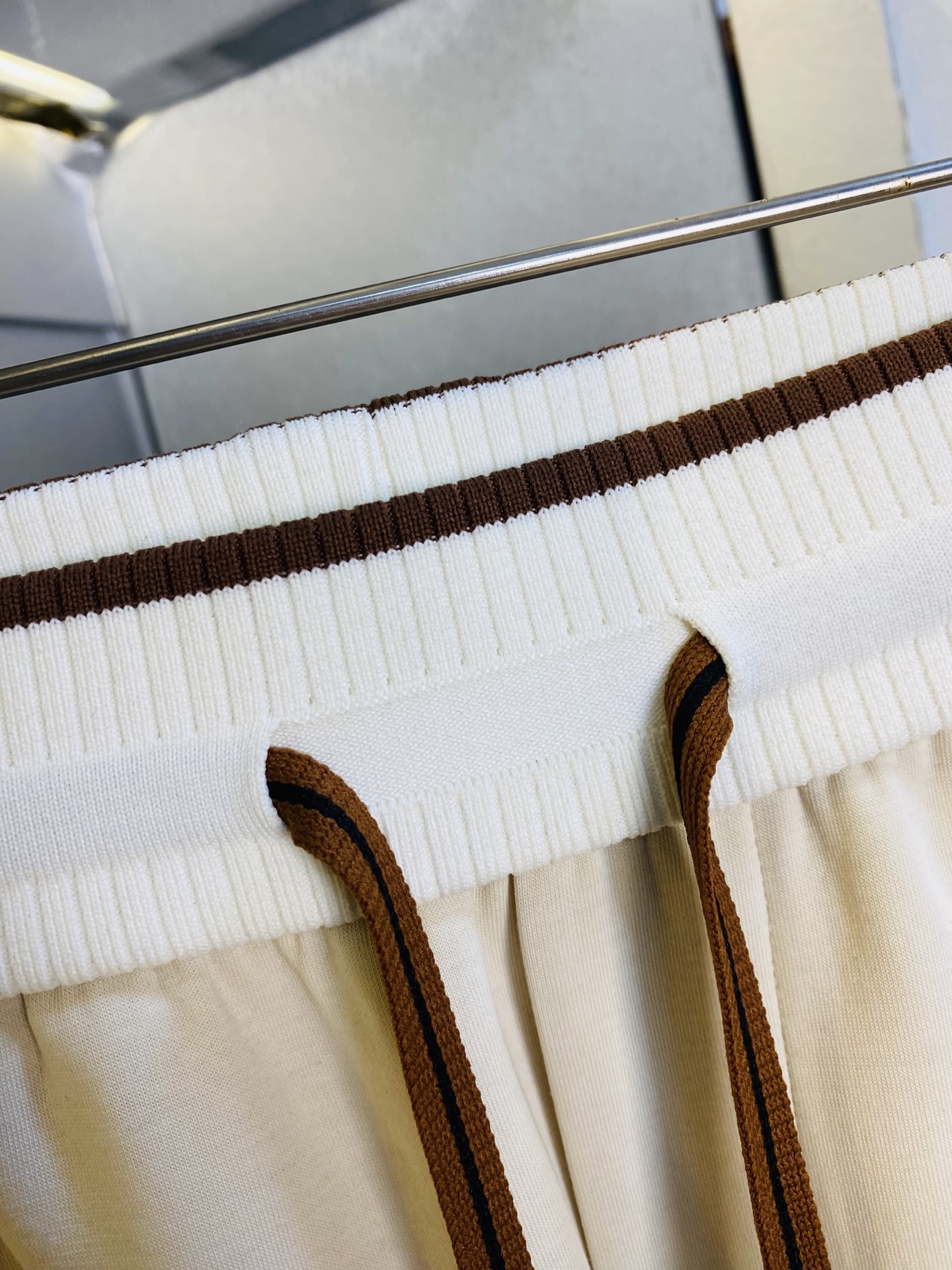 P260 官网原单货 可穿220斤🔥诺悠翩雅Lp 简约时尚 秋冬款休闲裤卫裤松紧裤长裤直筒裤👖身穿着非常舒适 低调不失奢华 穿出去非常有档次,裤型款式和裁剪亦无需多言 上身精致跃然.真正一等一顶级质料 真正殿堂级的休闲裤松紧裤,选用土耳其的棉花 生产出最有名的单宁布 品质卓然,经过重水洗使得裤子很柔软！直脚的版型 不挑人 上身绝对的有型 达人设计 极度奢华。码数:M-4XL