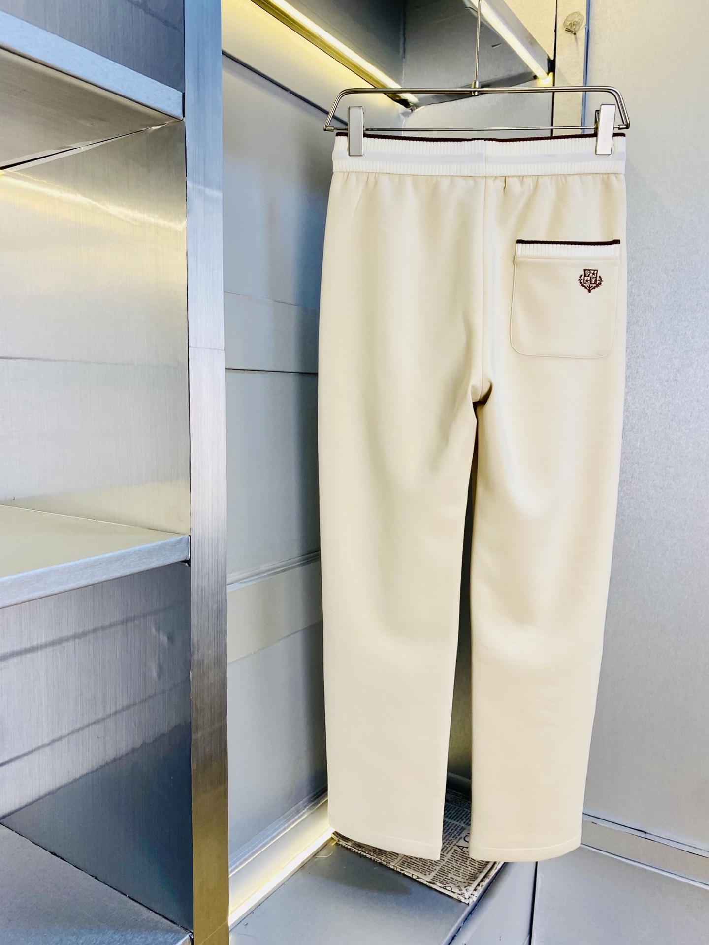 P260 官网原单货 可穿220斤🔥诺悠翩雅Lp 简约时尚 秋冬款休闲裤卫裤松紧裤长裤直筒裤👖身穿着非常舒适 低调不失奢华 穿出去非常有档次,裤型款式和裁剪亦无需多言 上身精致跃然.真正一等一顶级质料 真正殿堂级的休闲裤松紧裤,选用土耳其的棉花 生产出最有名的单宁布 品质卓然,经过重水洗使得裤子很柔软！直脚的版型 不挑人 上身绝对的有型 达人设计 极度奢华。码数:M-4XL