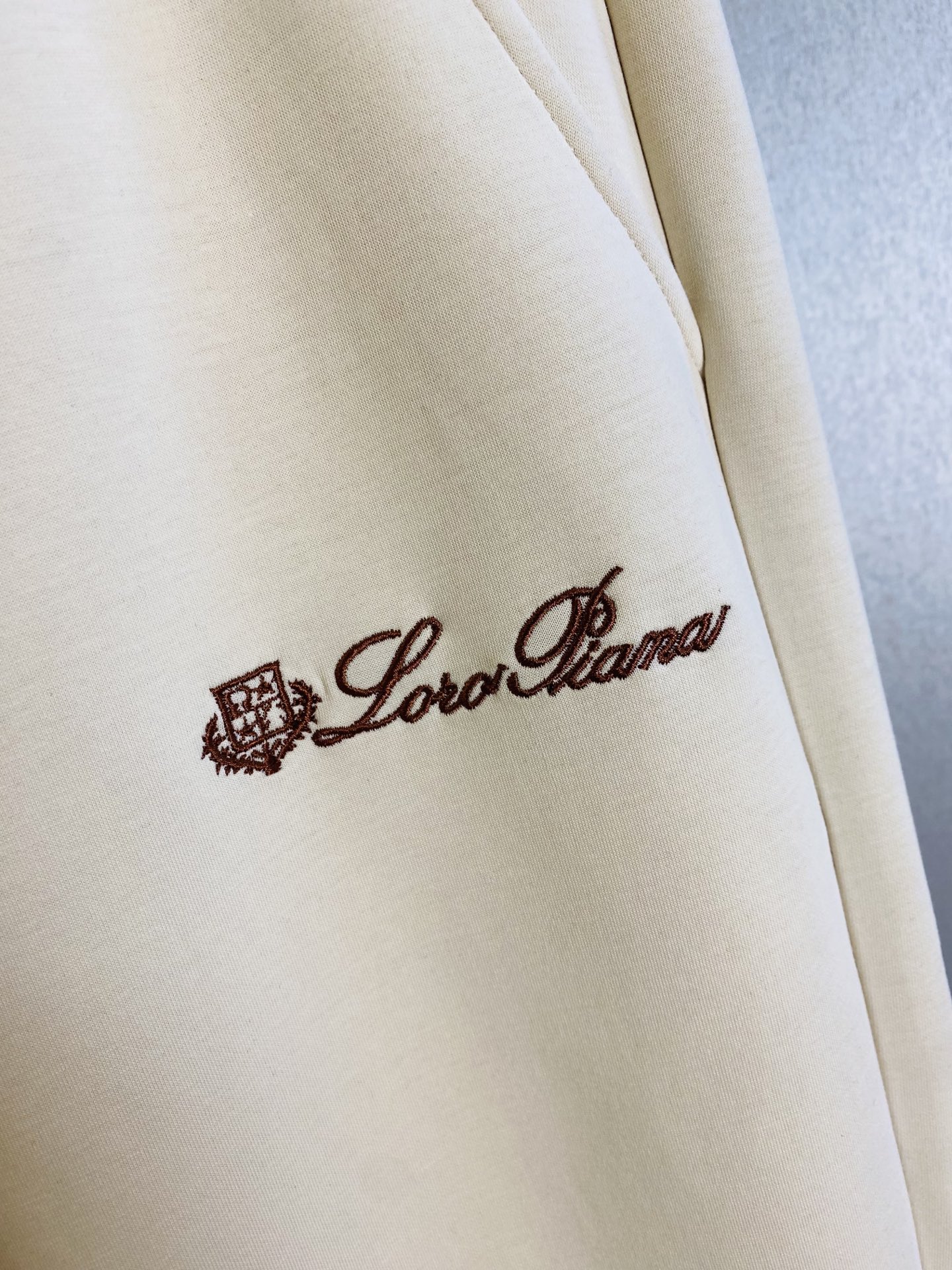 P260 官网原单货 可穿220斤🔥诺悠翩雅Lp 简约时尚 秋冬款休闲裤卫裤松紧裤长裤直筒裤👖身穿着非常舒适 低调不失奢华 穿出去非常有档次,裤型款式和裁剪亦无需多言 上身精致跃然.真正一等一顶级质料 真正殿堂级的休闲裤松紧裤,选用土耳其的棉花 生产出最有名的单宁布 品质卓然,经过重水洗使得裤子很柔软！直脚的版型 不挑人 上身绝对的有型 达人设计 极度奢华。码数:M-4XL