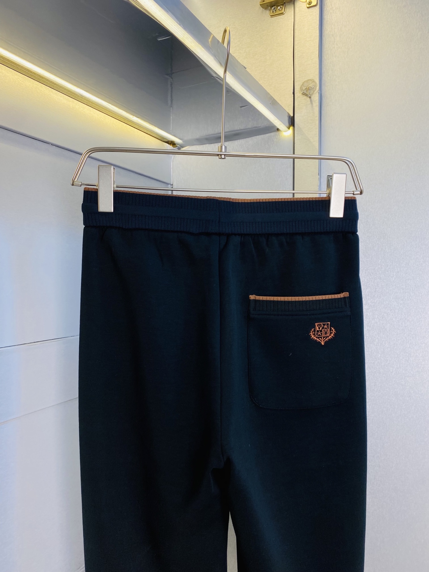 P260 官网原单货 可穿220斤🔥诺悠翩雅Lp 简约时尚 秋冬款休闲裤卫裤松紧裤长裤直筒裤👖身穿着非常舒适 低调不失奢华 穿出去非常有档次,裤型款式和裁剪亦无需多言 上身精致跃然.真正一等一顶级质料 真正殿堂级的休闲裤松紧裤,选用土耳其的棉花 生产出最有名的单宁布 品质卓然,经过重水洗使得裤子很柔软！直脚的版型 不挑人 上身绝对的有型 达人设计 极度奢华。码数:M-4XL