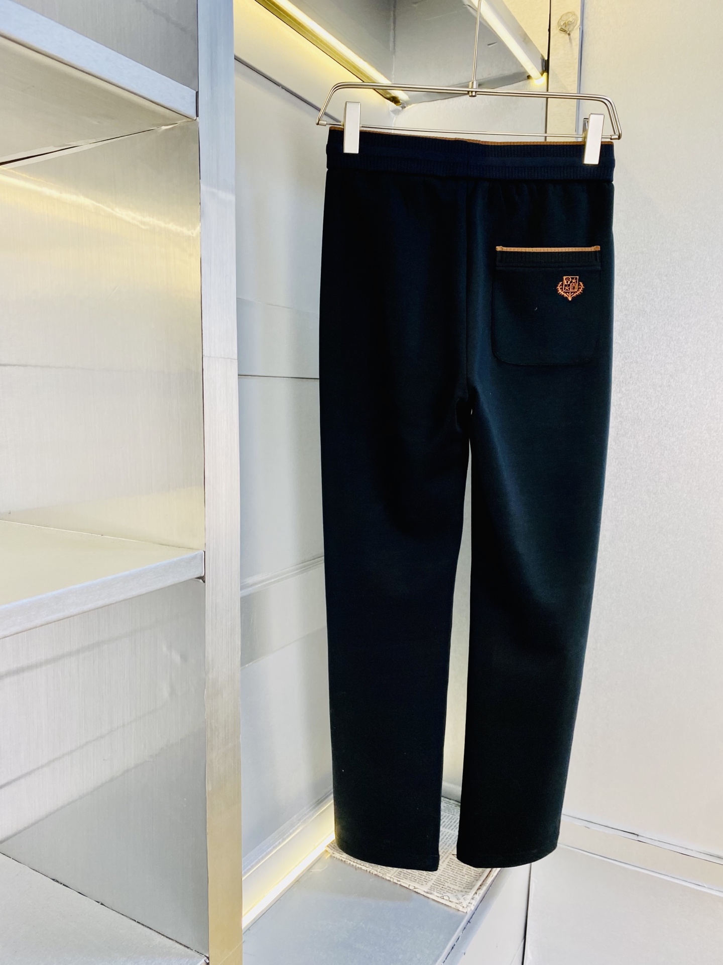 P260 官网原单货 可穿220斤🔥诺悠翩雅Lp 简约时尚 秋冬款休闲裤卫裤松紧裤长裤直筒裤👖身穿着非常舒适 低调不失奢华 穿出去非常有档次,裤型款式和裁剪亦无需多言 上身精致跃然.真正一等一顶级质料 真正殿堂级的休闲裤松紧裤,选用土耳其的棉花 生产出最有名的单宁布 品质卓然,经过重水洗使得裤子很柔软！直脚的版型 不挑人 上身绝对的有型 达人设计 极度奢华。码数:M-4XL