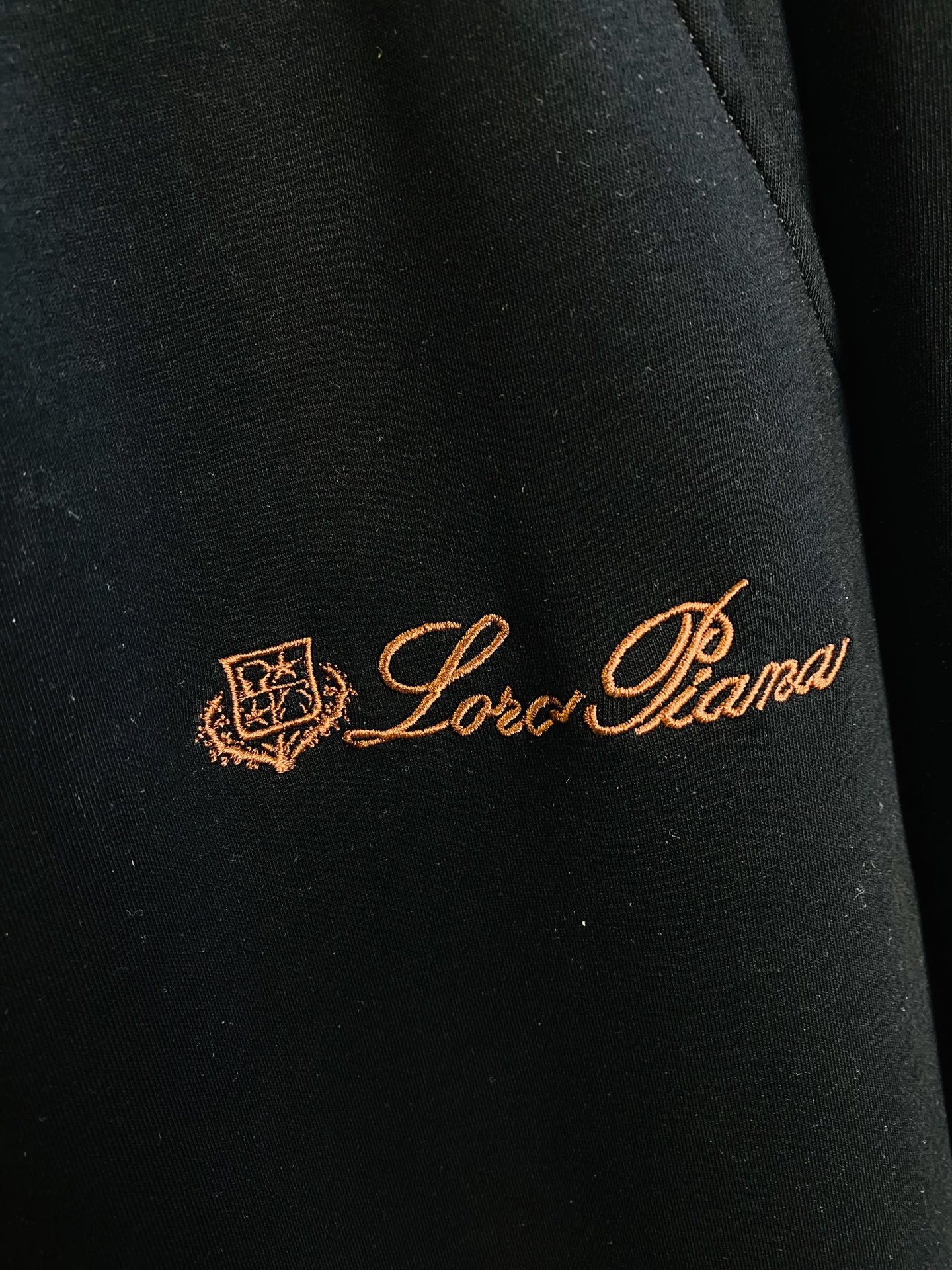 P260 官网原单货 可穿220斤🔥诺悠翩雅Lp 简约时尚 秋冬款休闲裤卫裤松紧裤长裤直筒裤👖身穿着非常舒适 低调不失奢华 穿出去非常有档次,裤型款式和裁剪亦无需多言 上身精致跃然.真正一等一顶级质料 真正殿堂级的休闲裤松紧裤,选用土耳其的棉花 生产出最有名的单宁布 品质卓然,经过重水洗使得裤子很柔软！直脚的版型 不挑人 上身绝对的有型 达人设计 极度奢华。码数:M-4XL