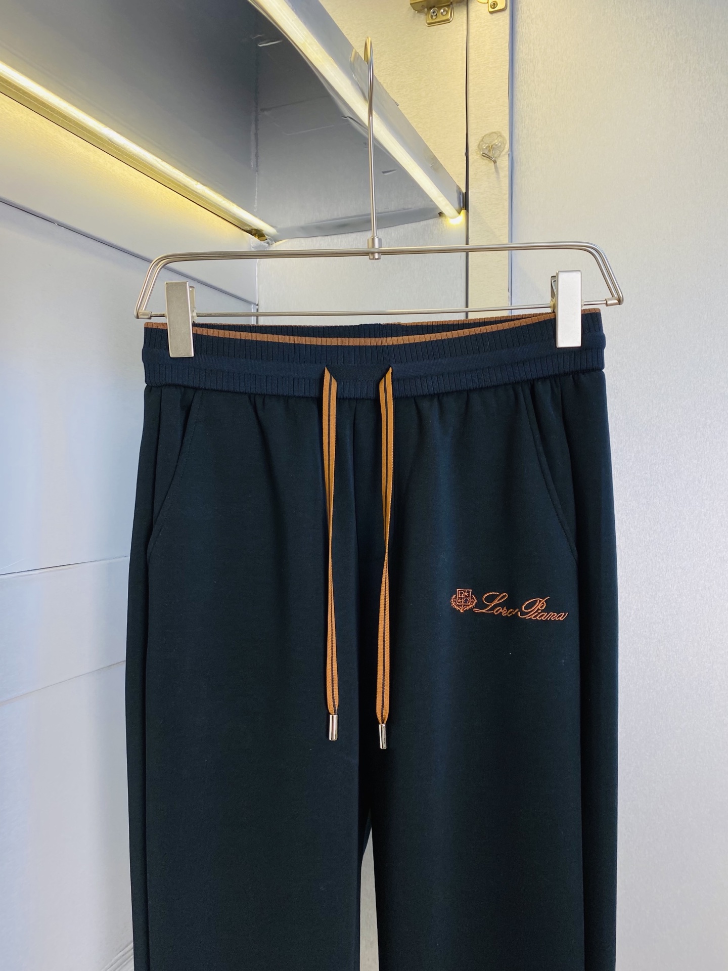 P260 官网原单货 可穿220斤🔥诺悠翩雅Lp 简约时尚 秋冬款休闲裤卫裤松紧裤长裤直筒裤👖身穿着非常舒适 低调不失奢华 穿出去非常有档次,裤型款式和裁剪亦无需多言 上身精致跃然.真正一等一顶级质料 真正殿堂级的休闲裤松紧裤,选用土耳其的棉花 生产出最有名的单宁布 品质卓然,经过重水洗使得裤子很柔软！直脚的版型 不挑人 上身绝对的有型 达人设计 极度奢华。码数:M-4XL