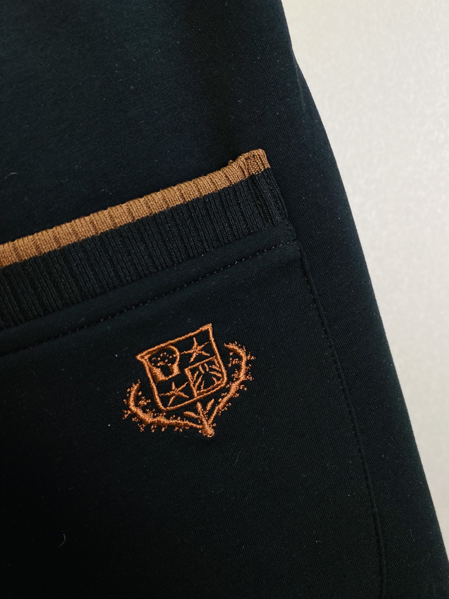 P260 官网原单货 可穿220斤🔥诺悠翩雅Lp 简约时尚 秋冬款休闲裤卫裤松紧裤长裤直筒裤👖身穿着非常舒适 低调不失奢华 穿出去非常有档次,裤型款式和裁剪亦无需多言 上身精致跃然.真正一等一顶级质料 真正殿堂级的休闲裤松紧裤,选用土耳其的棉花 生产出最有名的单宁布 品质卓然,经过重水洗使得裤子很柔软！直脚的版型 不挑人 上身绝对的有型 达人设计 极度奢华。码数:M-4XL