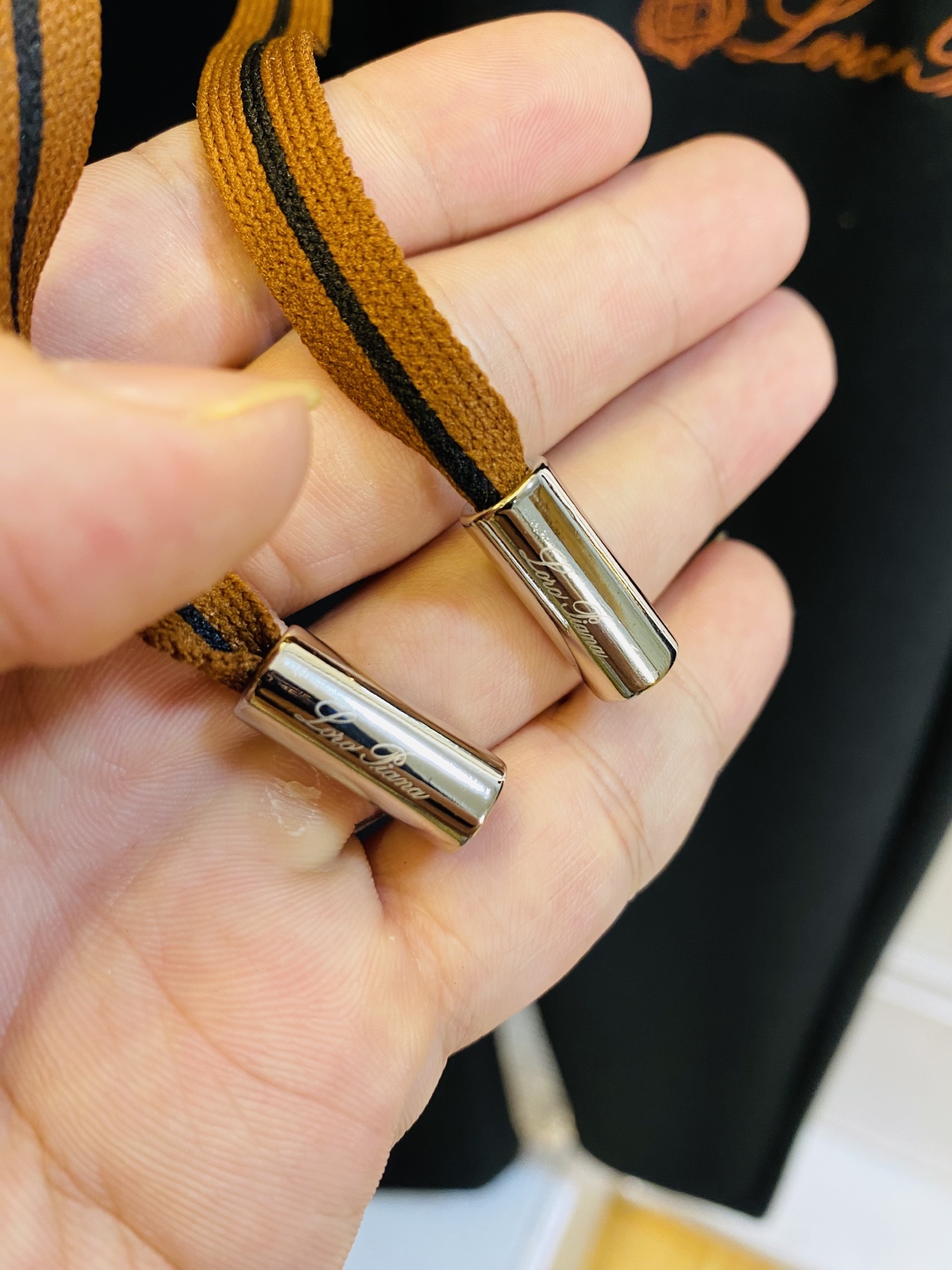 P260 官网原单货 可穿220斤🔥诺悠翩雅Lp 简约时尚 秋冬款休闲裤卫裤松紧裤长裤直筒裤👖身穿着非常舒适 低调不失奢华 穿出去非常有档次,裤型款式和裁剪亦无需多言 上身精致跃然.真正一等一顶级质料 真正殿堂级的休闲裤松紧裤,选用土耳其的棉花 生产出最有名的单宁布 品质卓然,经过重水洗使得裤子很柔软！直脚的版型 不挑人 上身绝对的有型 达人设计 极度奢华。码数:M-4XL