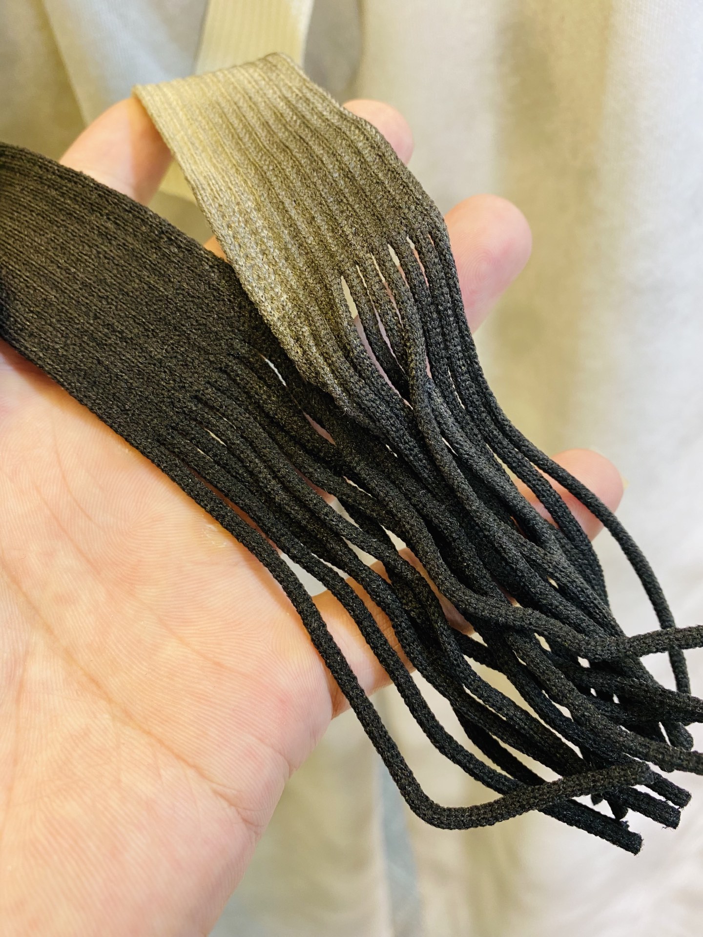 P250 官网原单货 可穿210斤🔥巴黎世家Balenciaga 简约时尚 秋冬款休闲裤卫裤松紧裤长裤直筒裤👖身穿着非常舒适 低调不失奢华 穿出去非常有档次,裤型款式和裁剪亦无需多言 上身精致跃然.真正一等一顶级质料 真正殿堂级的休闲裤松紧裤,选用土耳其的棉花 生产出最有名的单宁布 品质卓然,经过重水洗使得裤子很柔软！直脚的版型 不挑人 上身绝对的有型 达人设计 极度奢华。码数:M-3XL