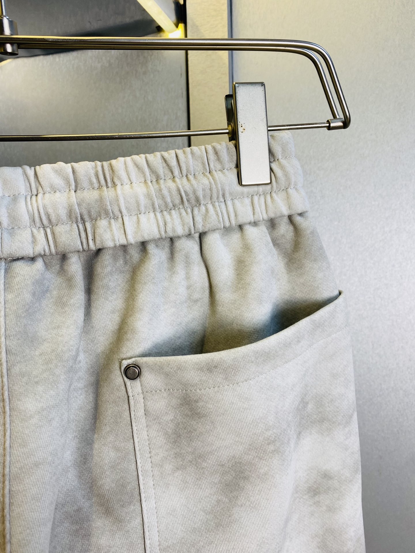 P250 官网原单货 可穿210斤🔥巴黎世家Balenciaga 简约时尚 秋冬款休闲裤卫裤松紧裤长裤直筒裤👖身穿着非常舒适 低调不失奢华 穿出去非常有档次,裤型款式和裁剪亦无需多言 上身精致跃然.真正一等一顶级质料 真正殿堂级的休闲裤松紧裤,选用土耳其的棉花 生产出最有名的单宁布 品质卓然,经过重水洗使得裤子很柔软！直脚的版型 不挑人 上身绝对的有型 达人设计 极度奢华。码数:M-3XL