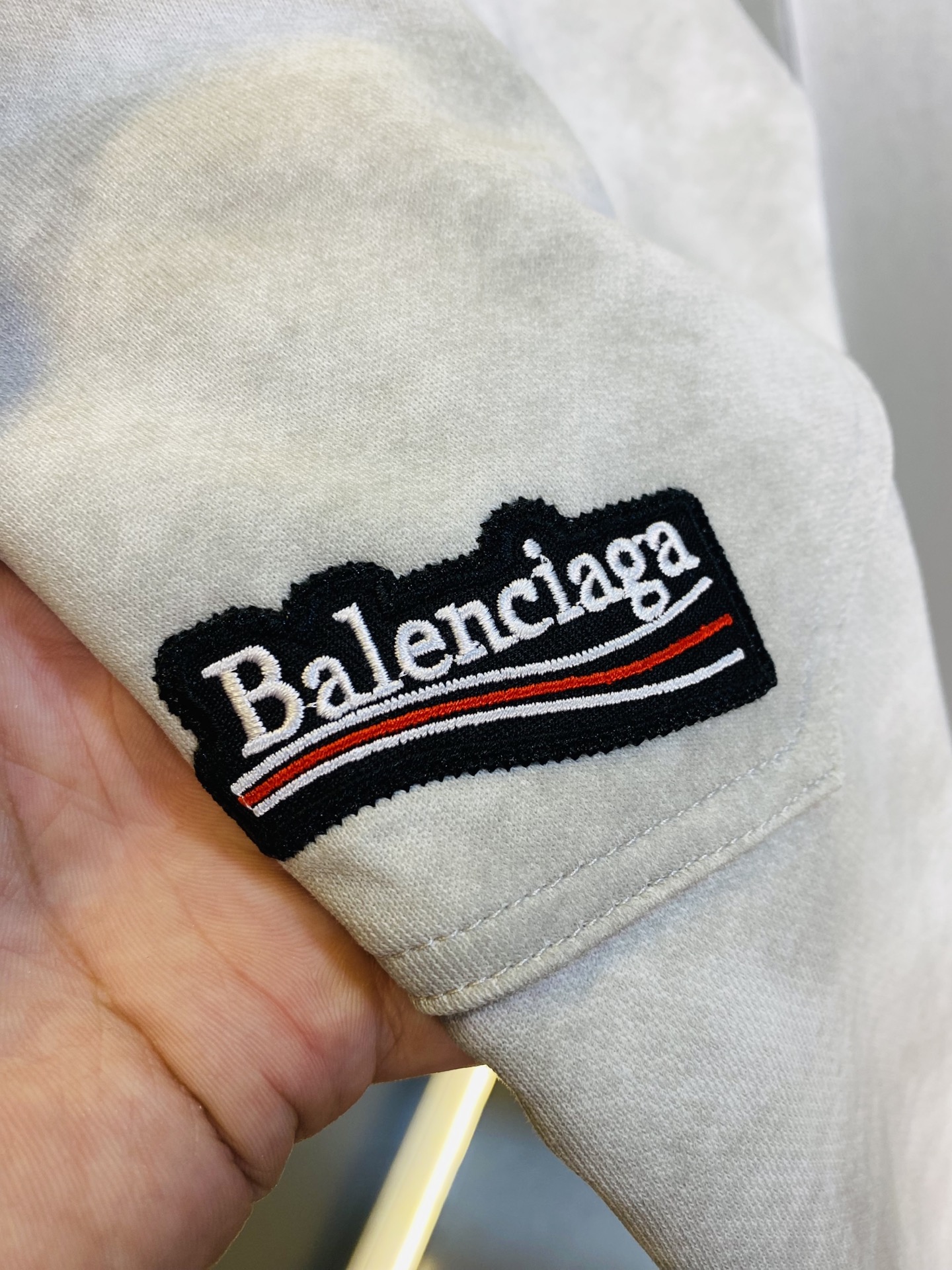 P250 官网原单货 可穿210斤🔥巴黎世家Balenciaga 简约时尚 秋冬款休闲裤卫裤松紧裤长裤直筒裤👖身穿着非常舒适 低调不失奢华 穿出去非常有档次,裤型款式和裁剪亦无需多言 上身精致跃然.真正一等一顶级质料 真正殿堂级的休闲裤松紧裤,选用土耳其的棉花 生产出最有名的单宁布 品质卓然,经过重水洗使得裤子很柔软！直脚的版型 不挑人 上身绝对的有型 达人设计 极度奢华。码数:M-3XL