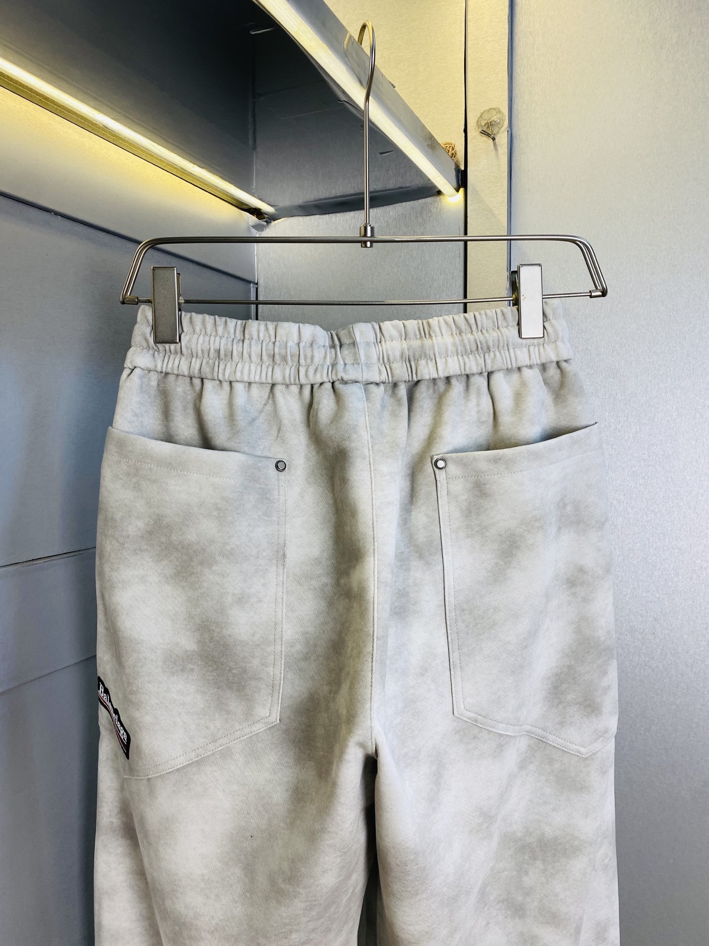 P250 官网原单货 可穿210斤🔥巴黎世家Balenciaga 简约时尚 秋冬款休闲裤卫裤松紧裤长裤直筒裤👖身穿着非常舒适 低调不失奢华 穿出去非常有档次,裤型款式和裁剪亦无需多言 上身精致跃然.真正一等一顶级质料 真正殿堂级的休闲裤松紧裤,选用土耳其的棉花 生产出最有名的单宁布 品质卓然,经过重水洗使得裤子很柔软！直脚的版型 不挑人 上身绝对的有型 达人设计 极度奢华。码数:M-3XL