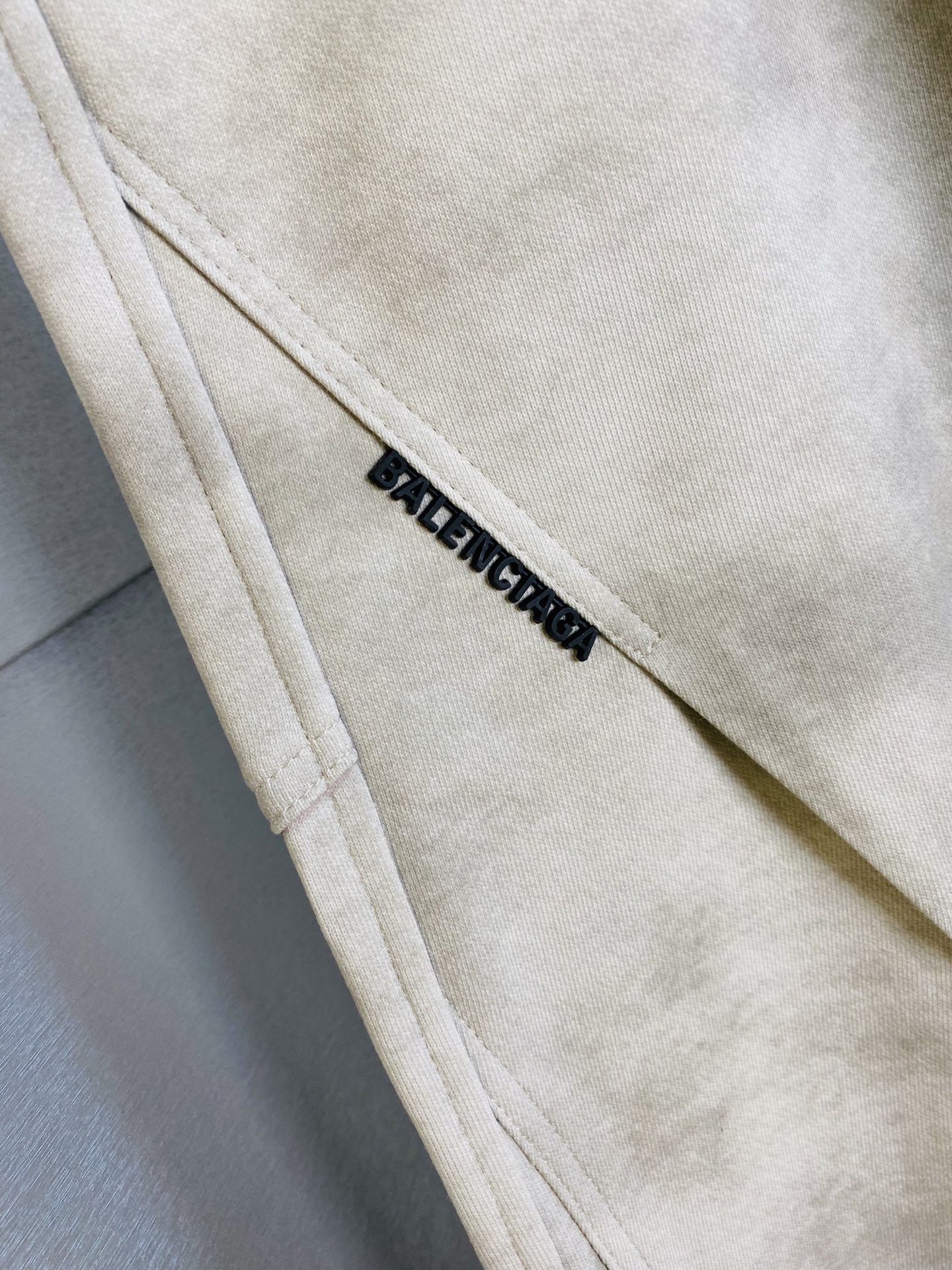 P250 官网原单货 可穿210斤🔥巴黎世家Balenciaga 简约时尚 秋冬款休闲裤卫裤松紧裤长裤直筒裤👖身穿着非常舒适 低调不失奢华 穿出去非常有档次,裤型款式和裁剪亦无需多言 上身精致跃然.真正一等一顶级质料 真正殿堂级的休闲裤松紧裤,选用土耳其的棉花 生产出最有名的单宁布 品质卓然,经过重水洗使得裤子很柔软！直脚的版型 不挑人 上身绝对的有型 达人设计 极度奢华。码数:M-3XL