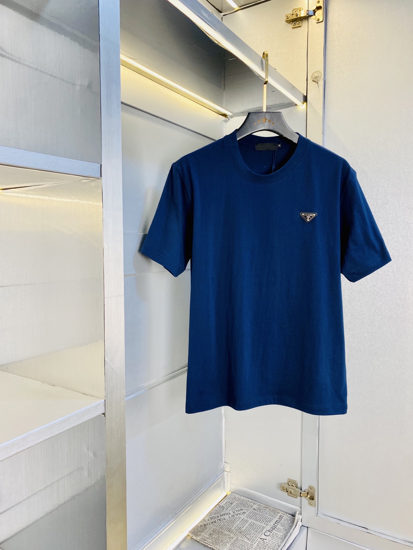 NO:730306,Support replacement after the year!  Wearing 220 pounds, Good news for fat people, Prada for couples, original order quality, 2026 latest round neck short-sleeved T-shirt, selected counter custom-made top-grade mercerized cotton imported fabric, all details are perfectly made and reproduced 1:1, 100% authentic, original hardware, high-end customized accessories, original factory label, and the upper body effect is amazing!  The size is too large S-3XL (175/150 pounds wear L),, prada, prada, T-shirt, tees, t-shirt,19860909支持年后退换！ 穿220斤 胖子福音 情侣装普拉达Prada 原单品质 2026最新款圆领短袖T恤 精选专柜订制顶级丝光棉进口面料 所有细节做工完美1比1复刻 还原正品百分百 原版五金 高端订制辅料 原厂原标 上身效果超赞！码数偏大S-3XL（175/150斤穿L）,,prada,prada,T-shirt,tees，t-shirt,,Men's clothing