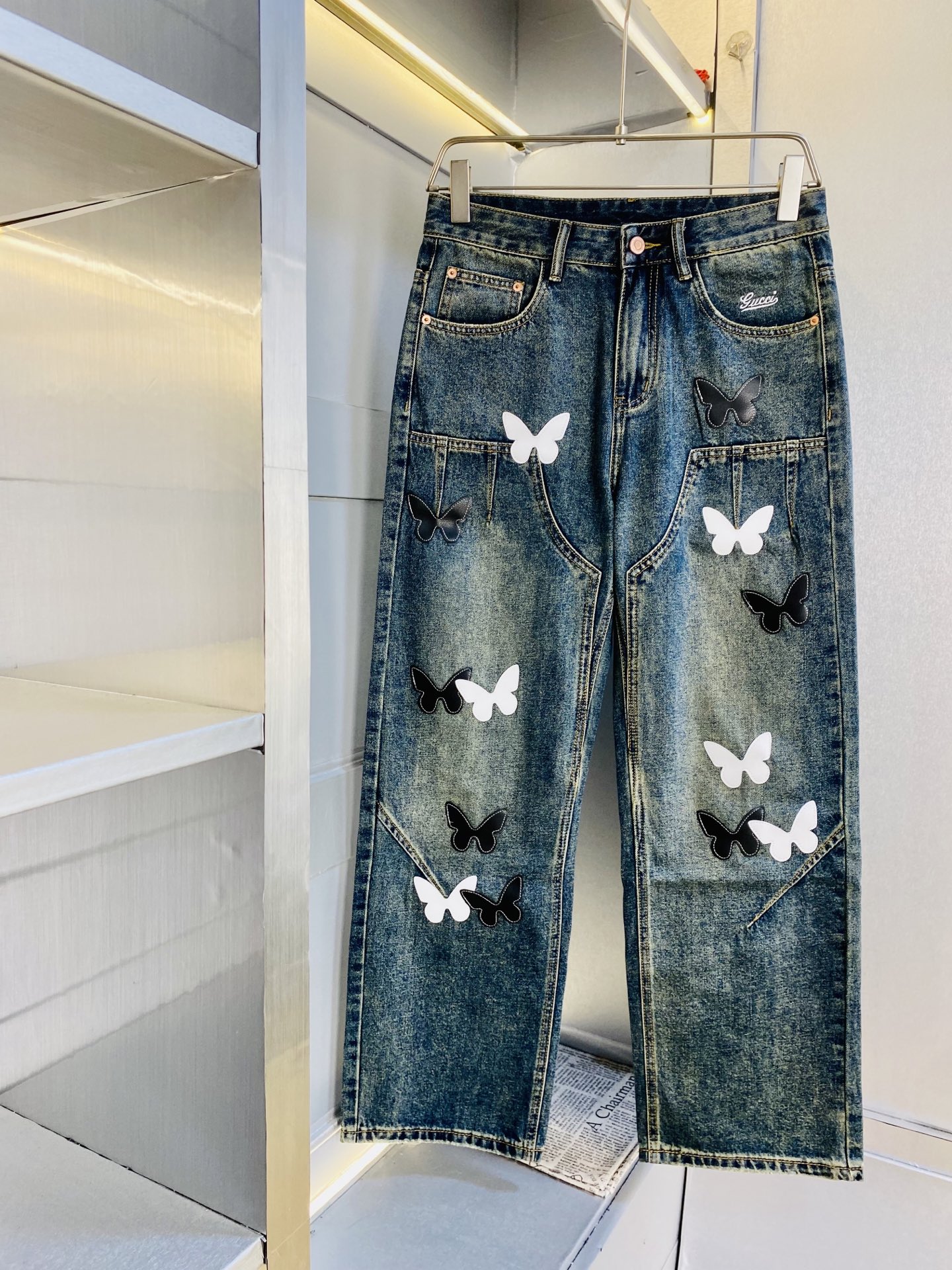 NO:681187,The original item from the official website can be worn up to 220 pounds. Gucci’s 2026 new model is also available at the counter. Fashionable casual pants, straight jeans, imported original fabrics, comfortable and breathable upper body, top-notch craftsmanship hardware accessories. Extremely high grade, super correct fit, fashionable and stylish upper body!  A wardrobe essential!  Size 28-40,,gucci,jeans,19860909原单货官网款 可穿220斤古奇Gucci 2026新款专柜同步有售,时尚休闲裤直筒牛仔裤,进口原版面料,上身舒适透气,顶级工艺五金配饰.档次极高,版型超正,上身时尚有型！衣橱必备单品！尺码28-40,,gucci,jeans,,Men's clothing